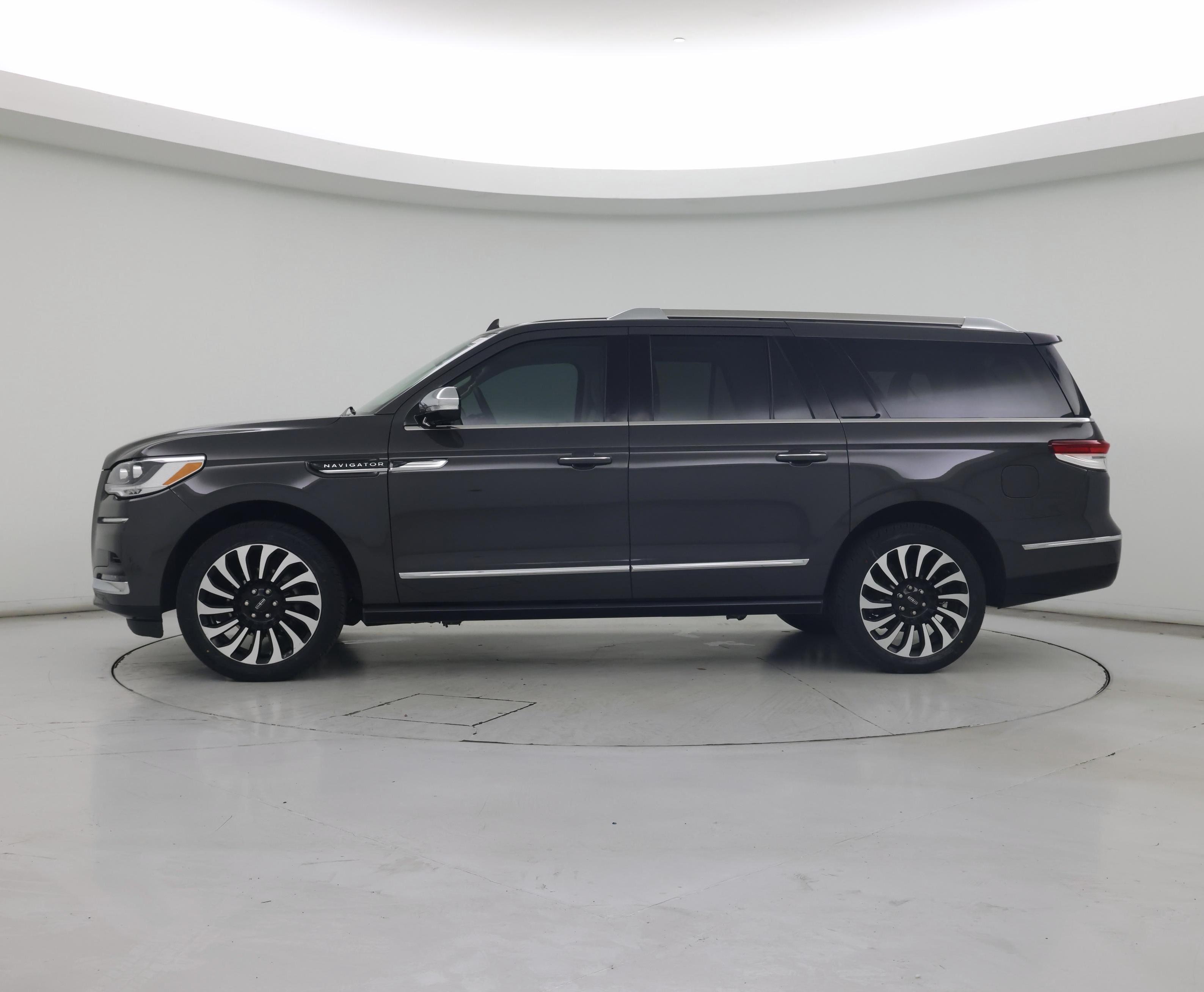 Thumbnail: 2024 Lincoln Navigator L - 3