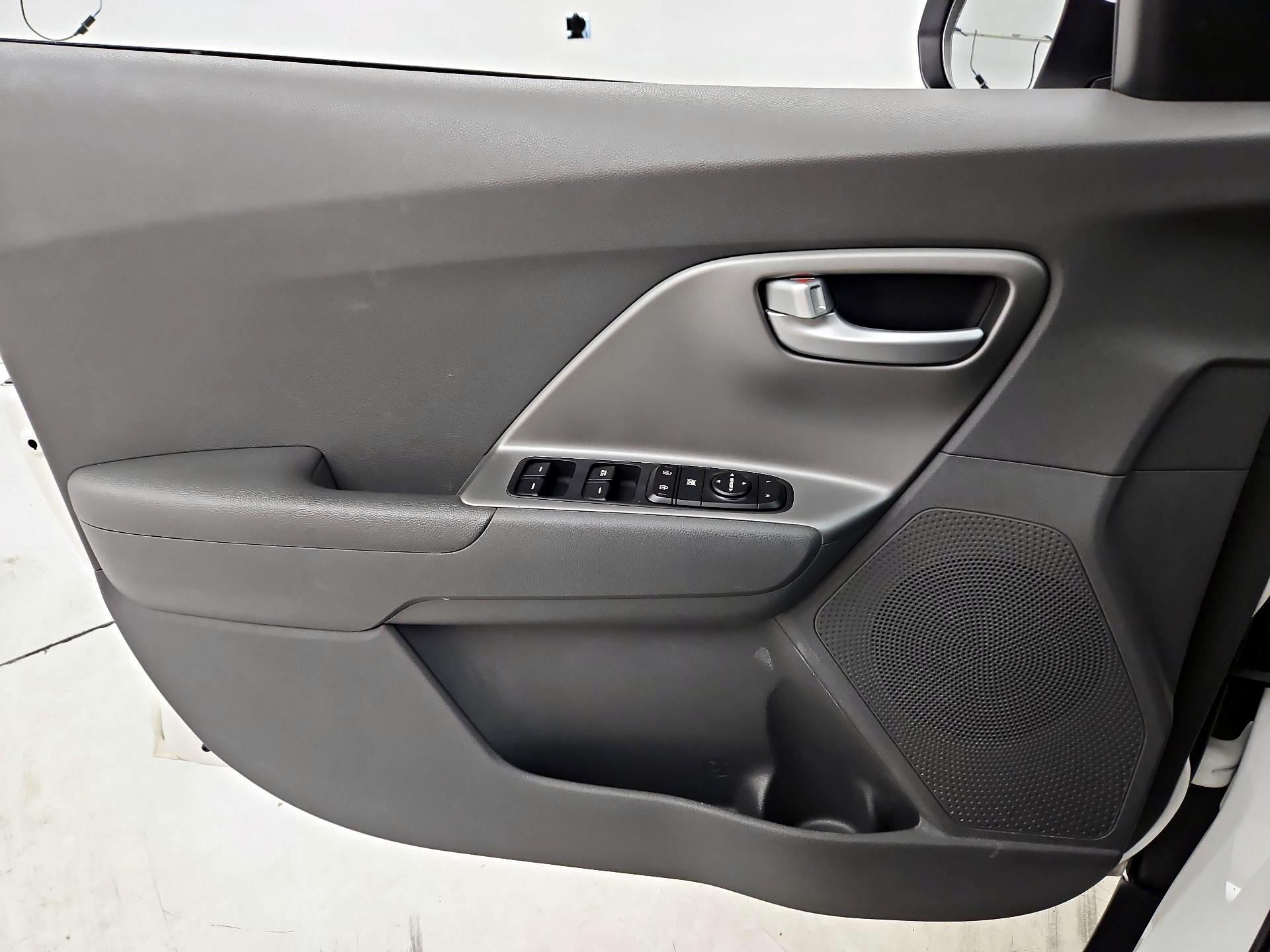Thumbnail: 2017 Kia Niro - 12