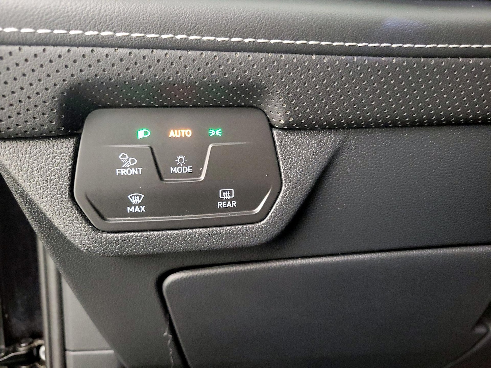 2024 Volkswagen Atlas Cross Sport SE w/Tech - Photo 14