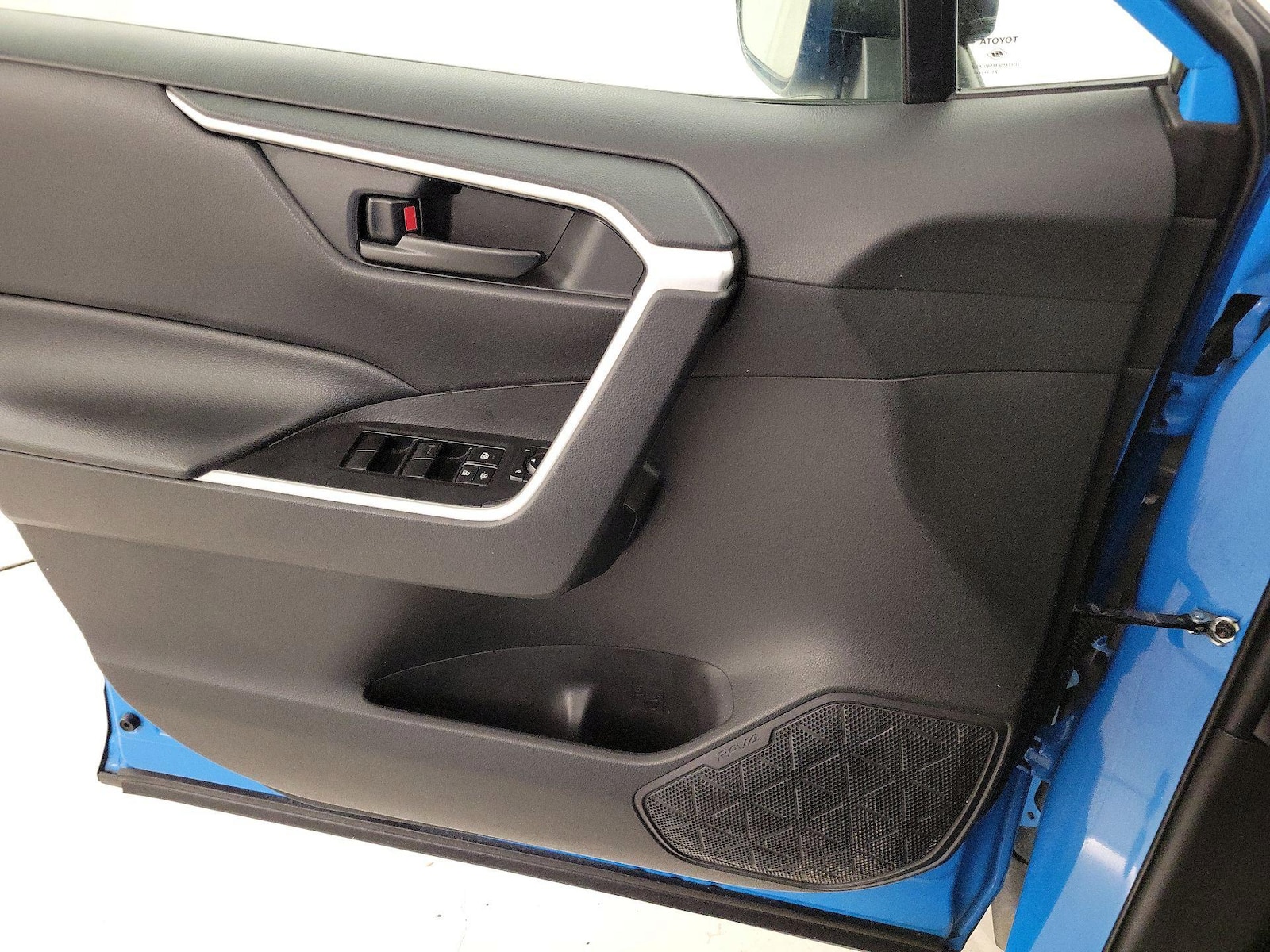 2021 Toyota RAV4 LE - Photo 13