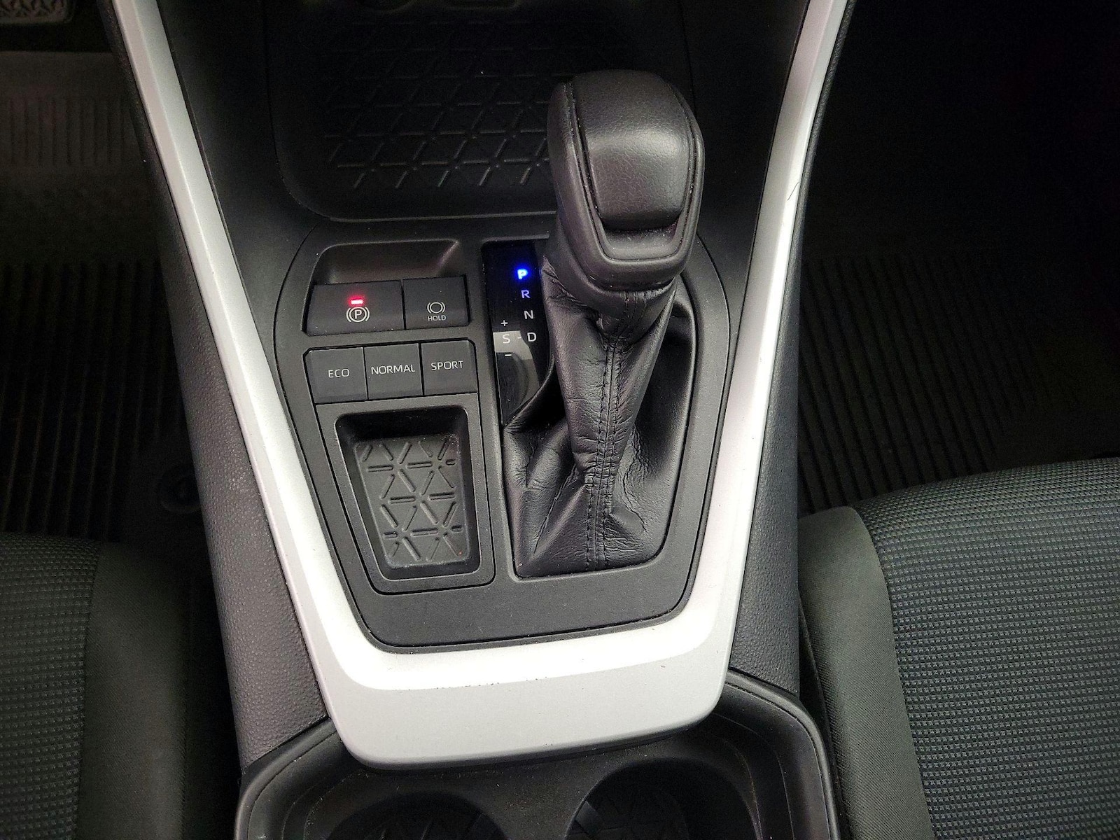 2021 Toyota RAV4 LE - Photo 18
