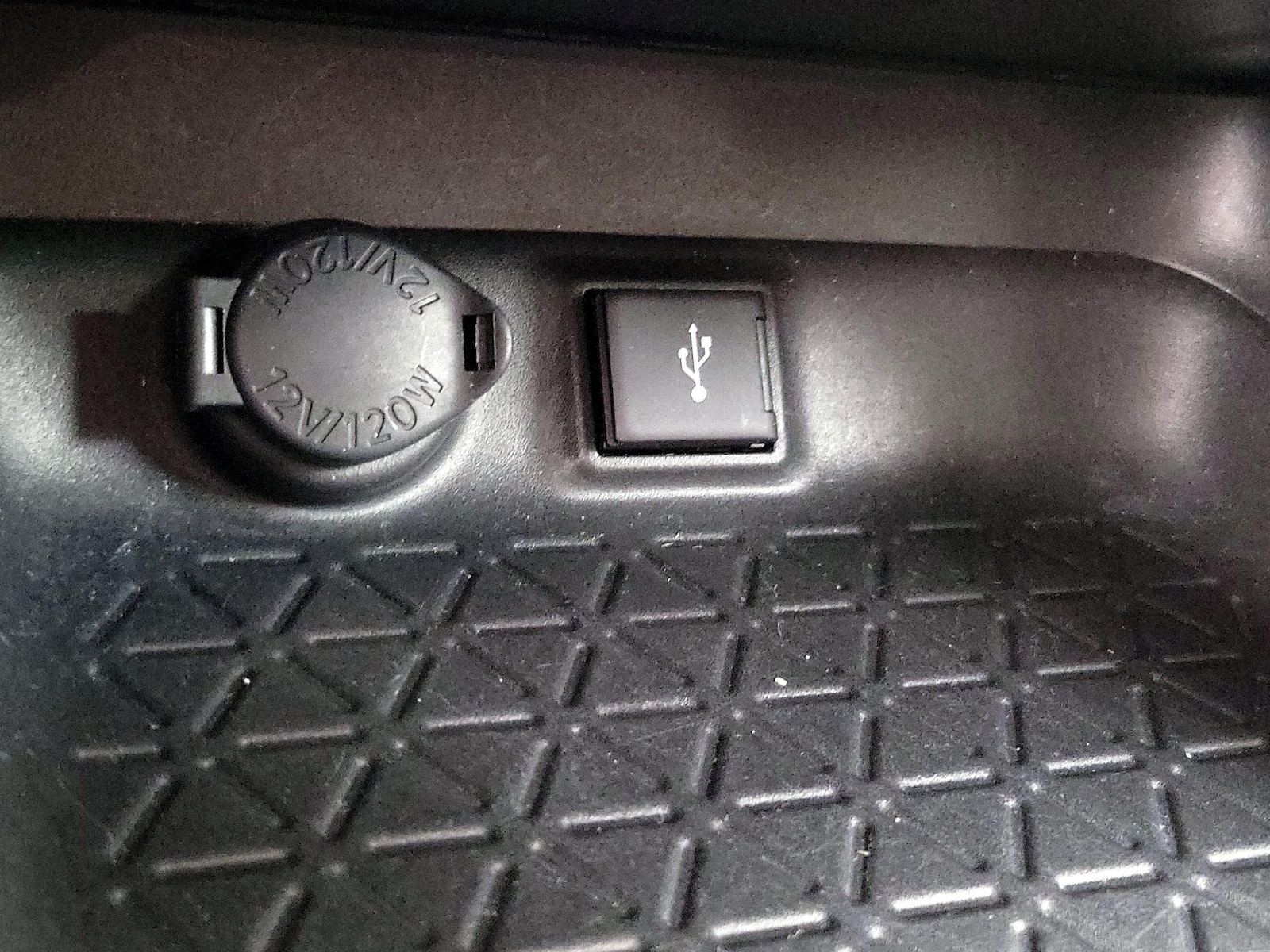 2021 Toyota RAV4 LE - Photo 19