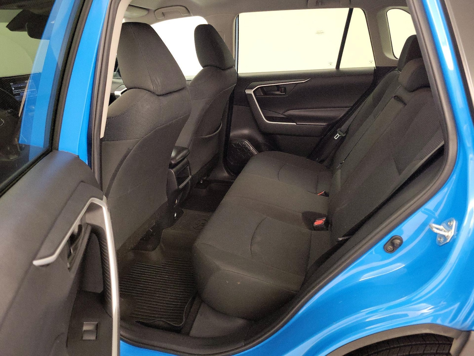 2021 Toyota RAV4 LE - Photo 20