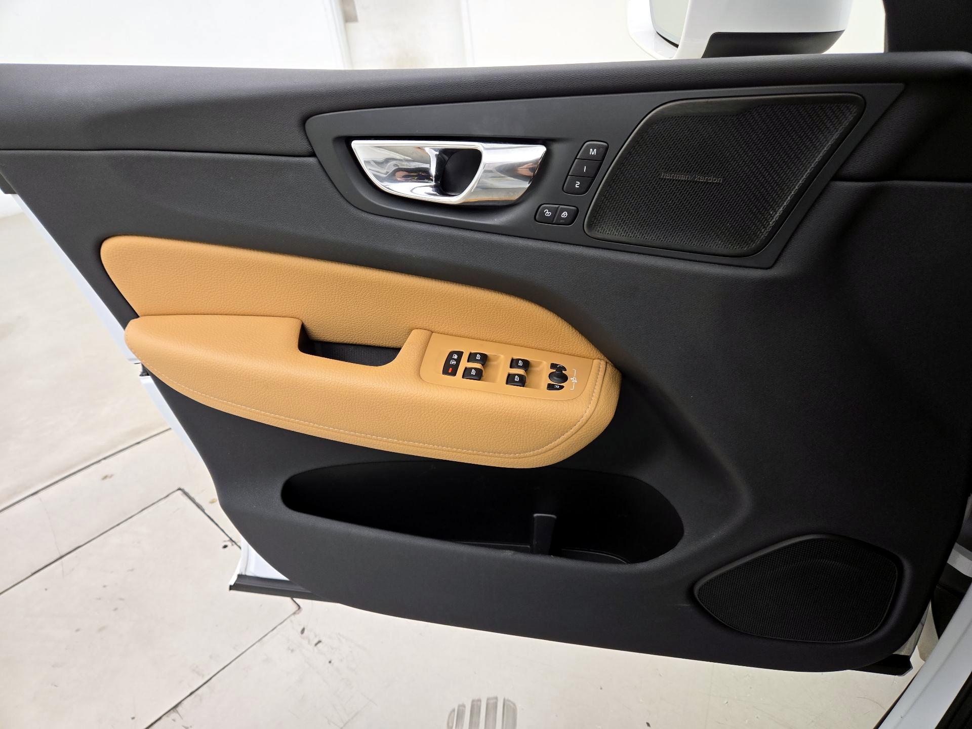 Thumbnail: 2019 Volvo XC60 - 12