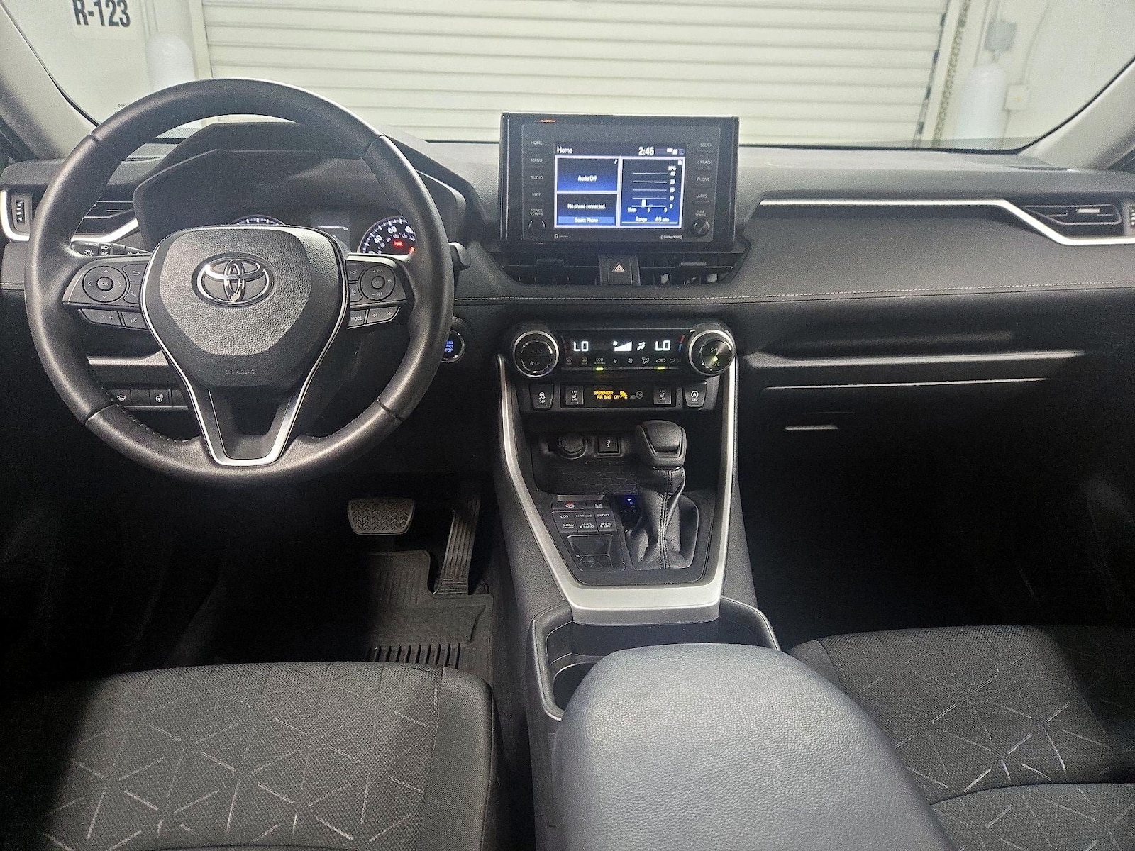 2021 Toyota RAV4 XLE - Photo 10