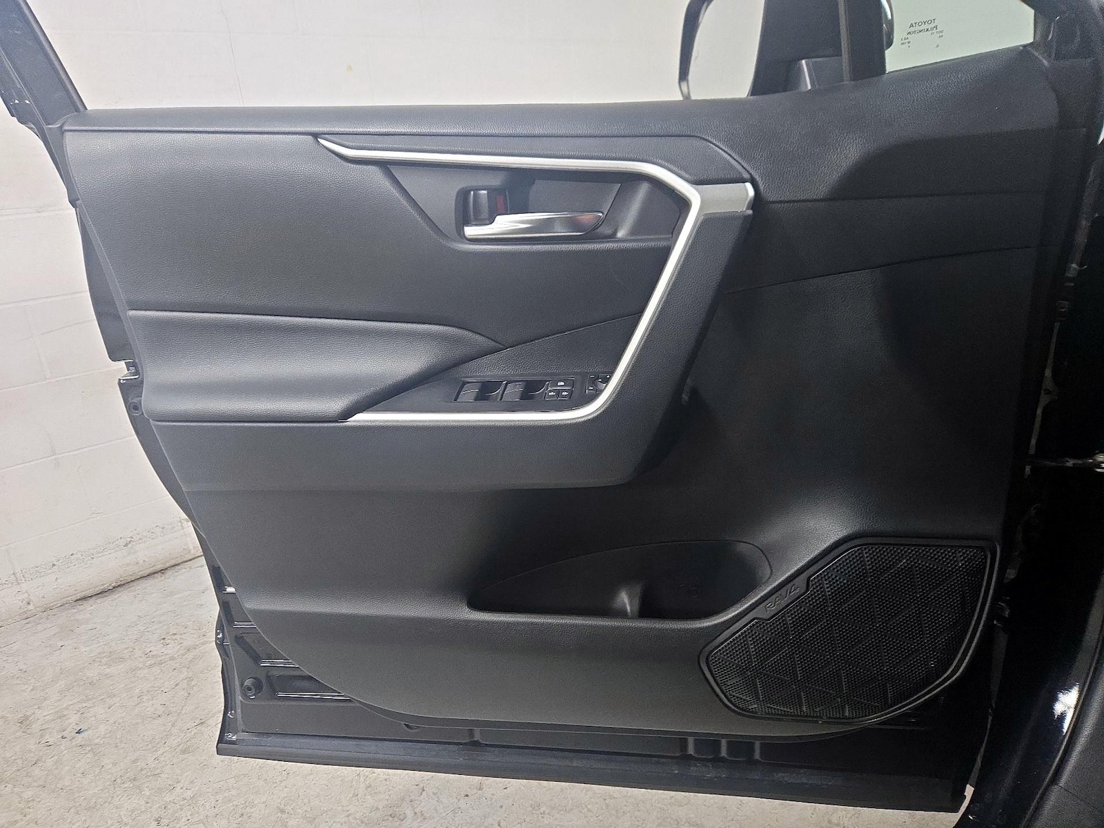 2021 Toyota RAV4 XLE - Photo 13