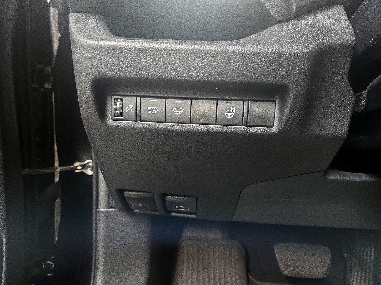 2021 Toyota RAV4 XLE - Photo 14