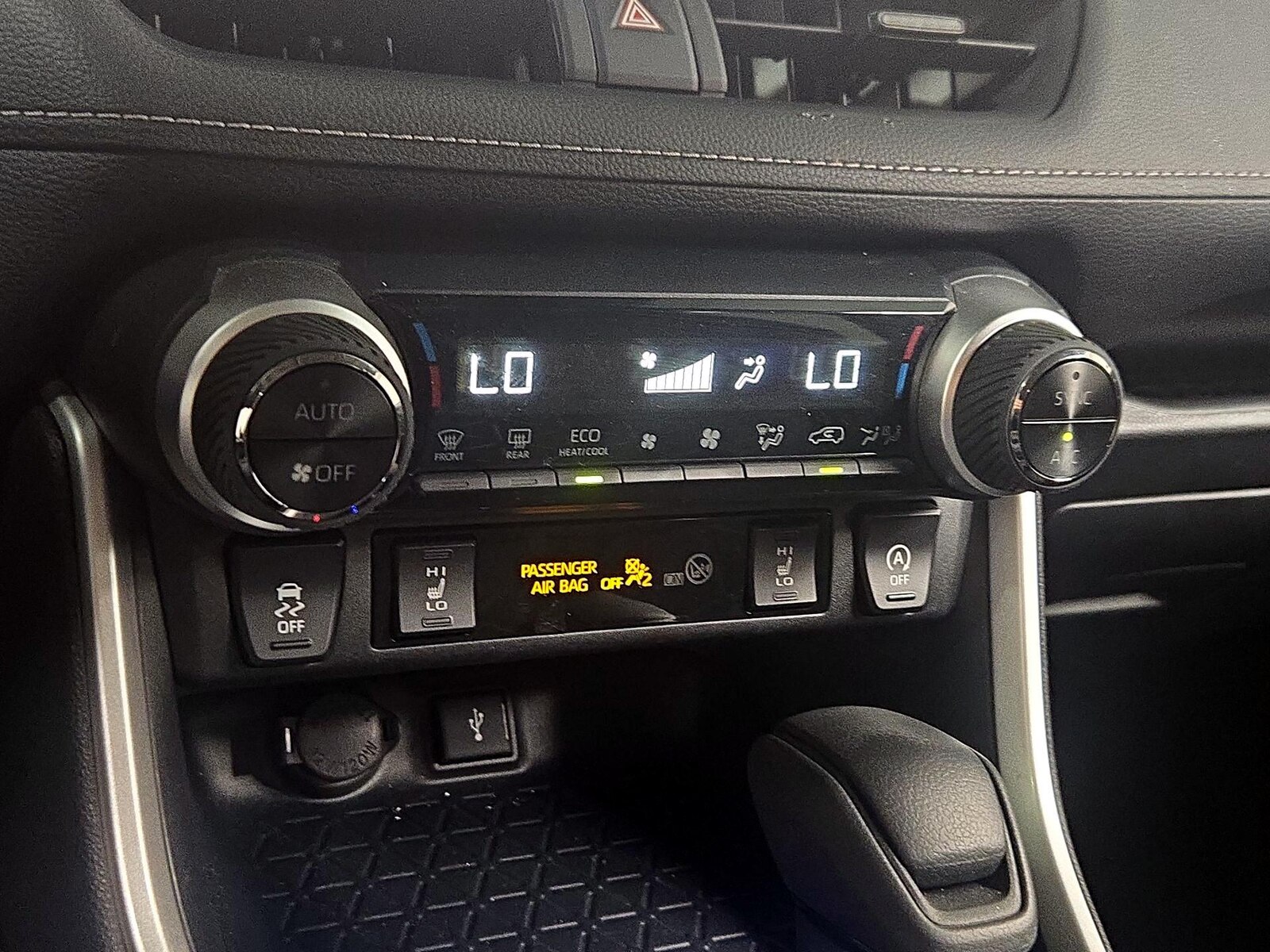 2021 Toyota RAV4 XLE - Photo 17