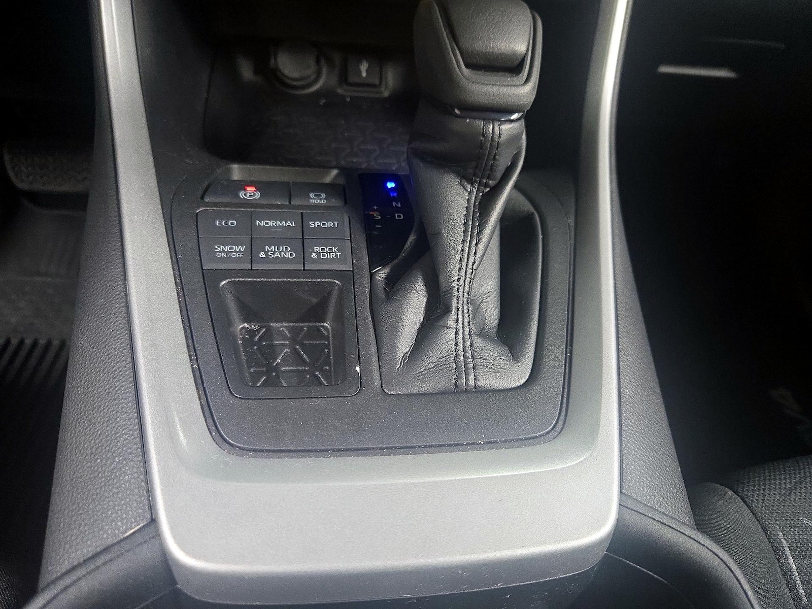 2021 Toyota RAV4 XLE - Photo 18
