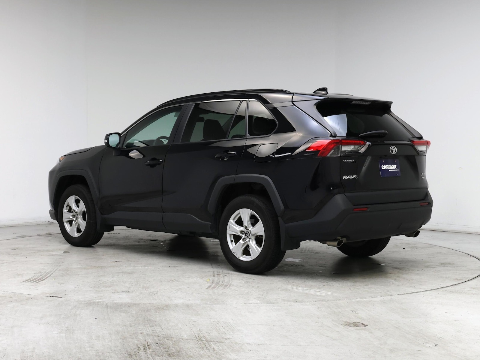 2021 Toyota RAV4 XLE - Photo 3