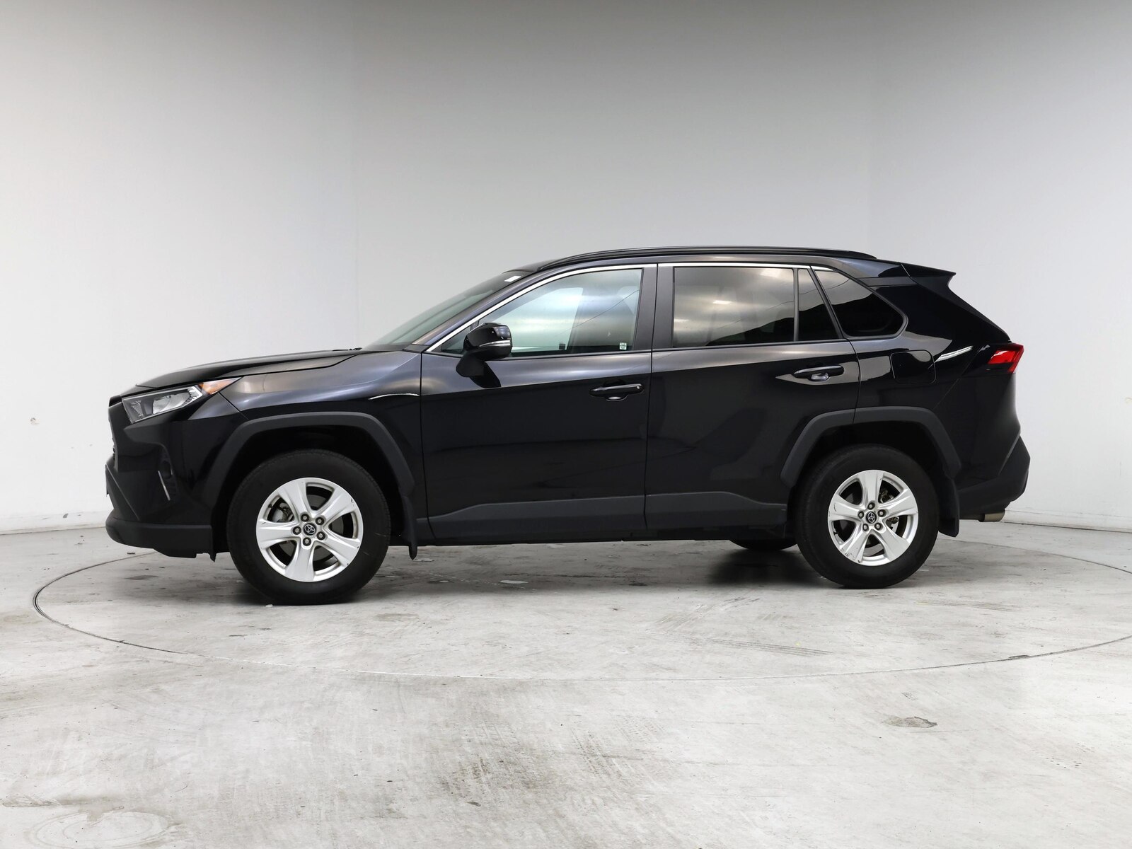 2021 Toyota RAV4 XLE - Photo 4