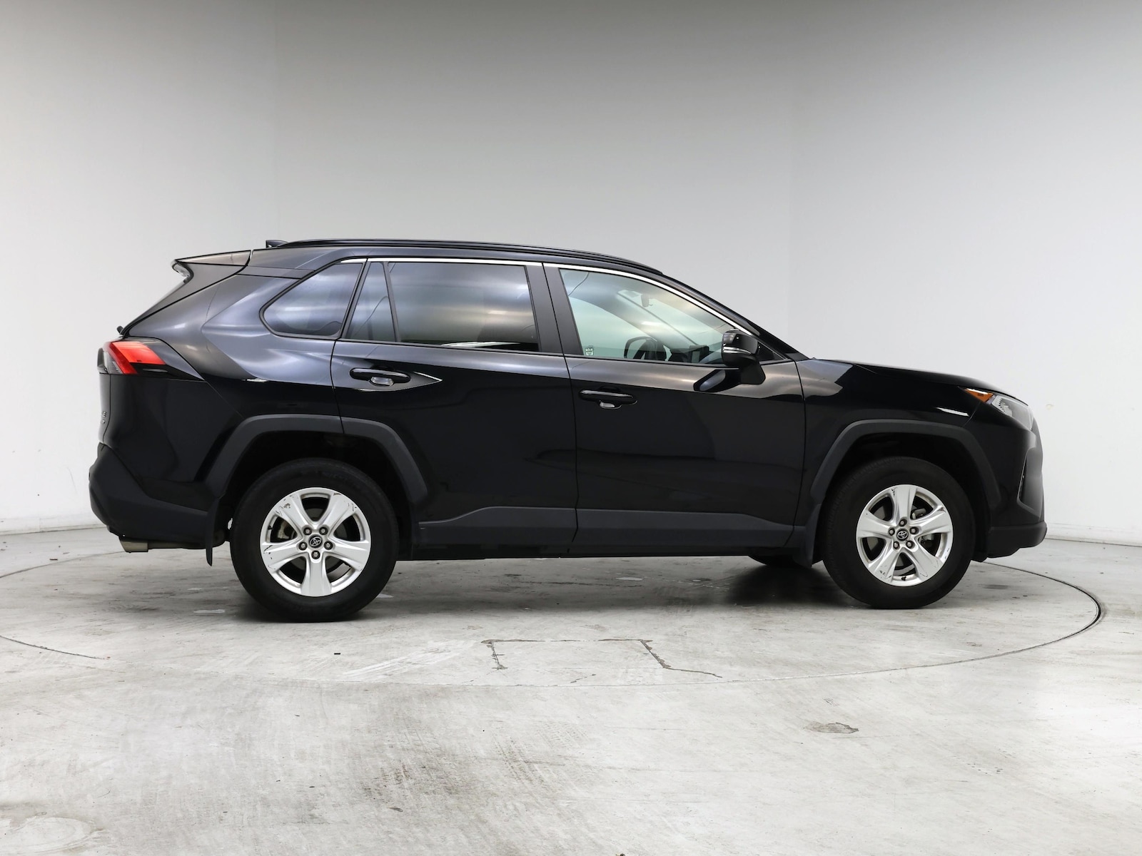 2021 Toyota RAV4 XLE - Photo 8