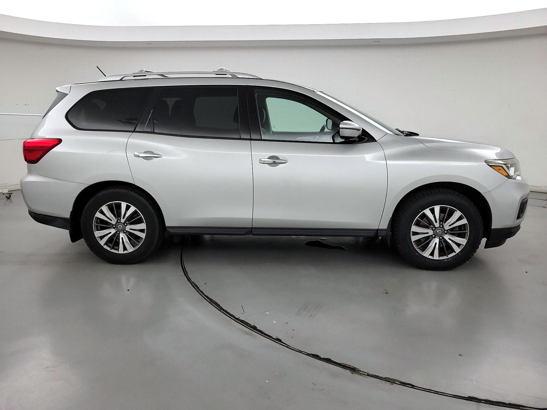 Thumbnail: 2017 Nissan Pathfinder - 4