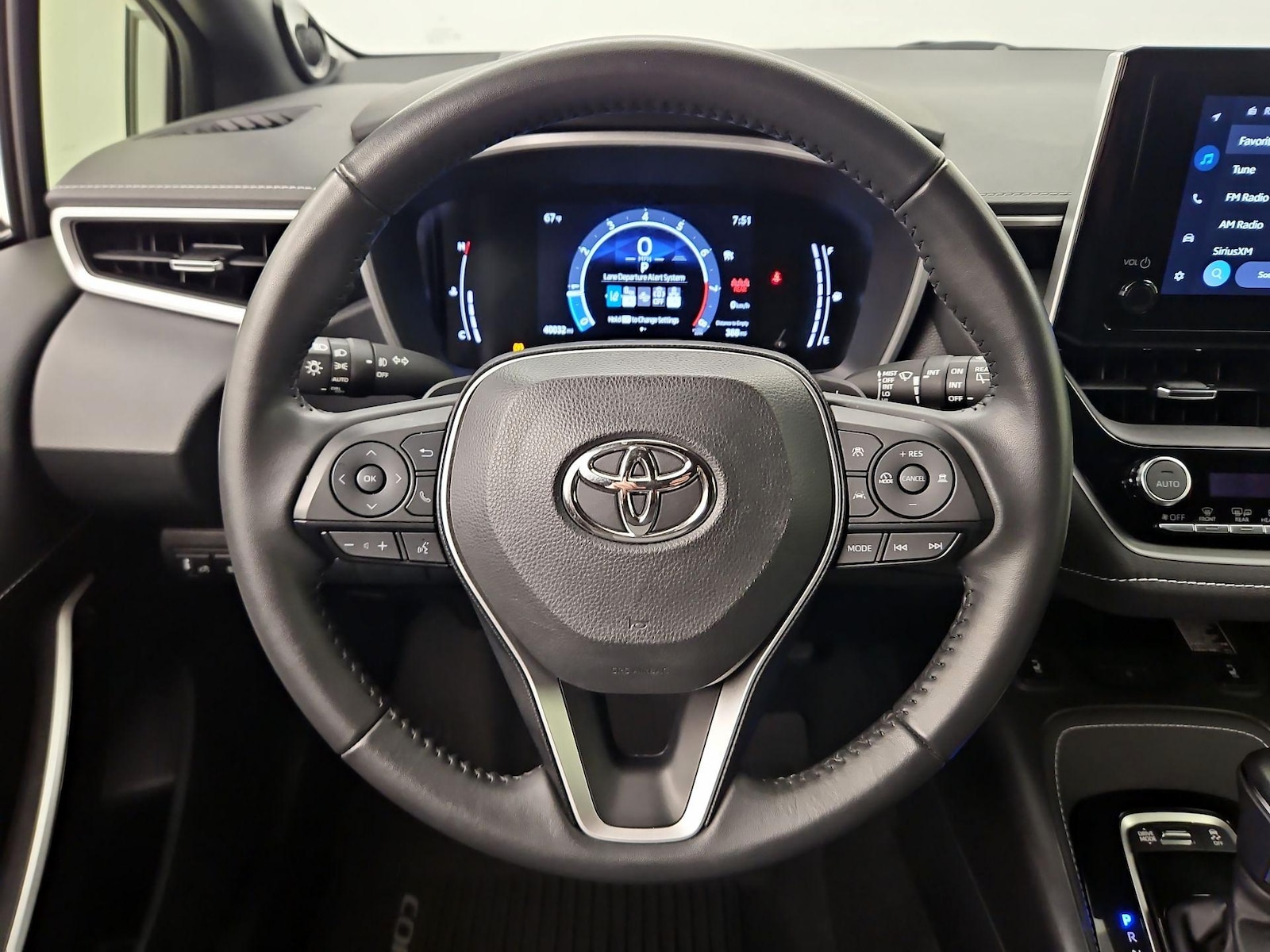 2024 Toyota Corolla Hatchback XSE - Photo 11