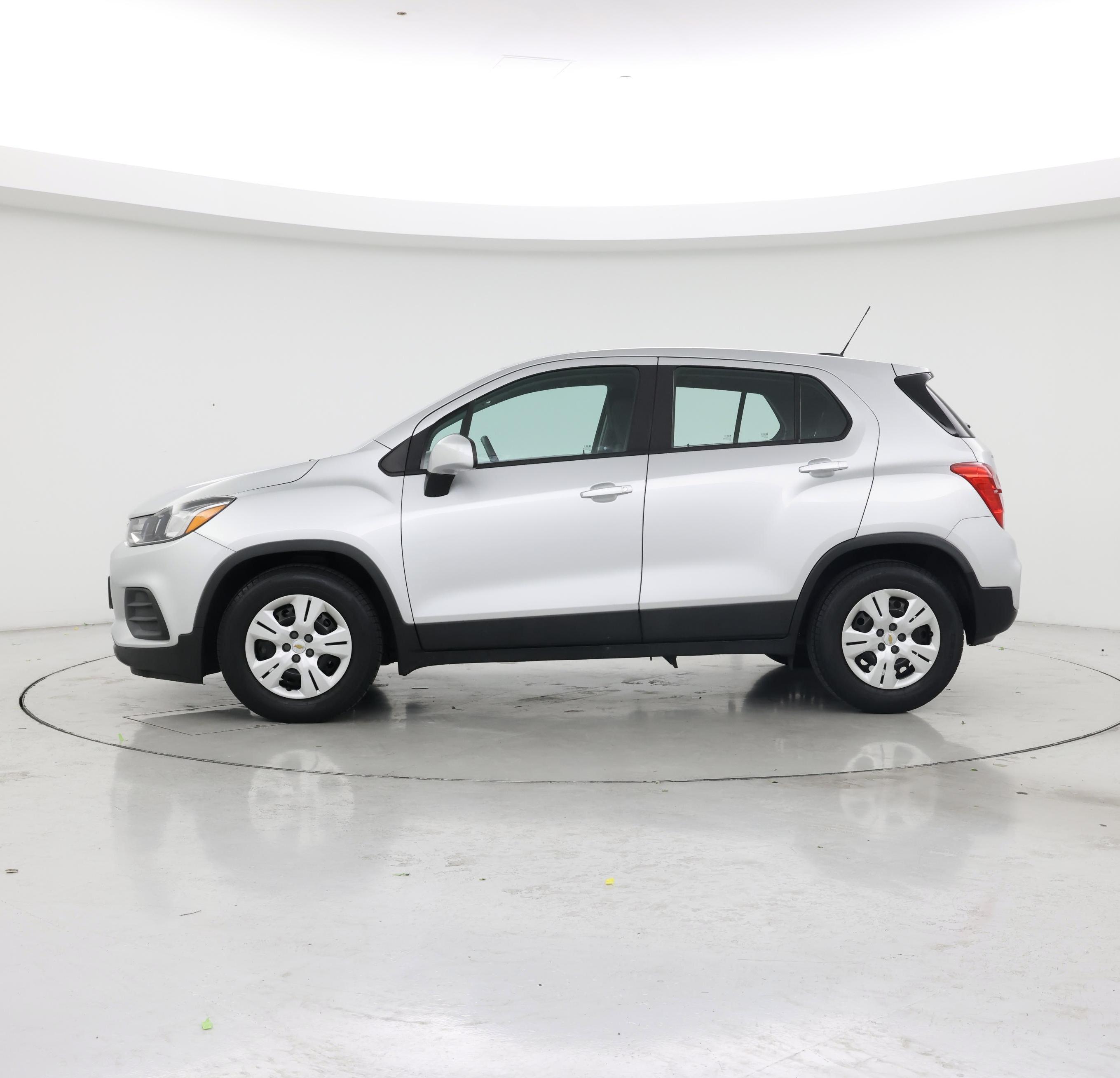 Thumbnail: 2018 Chevrolet Trax - 3