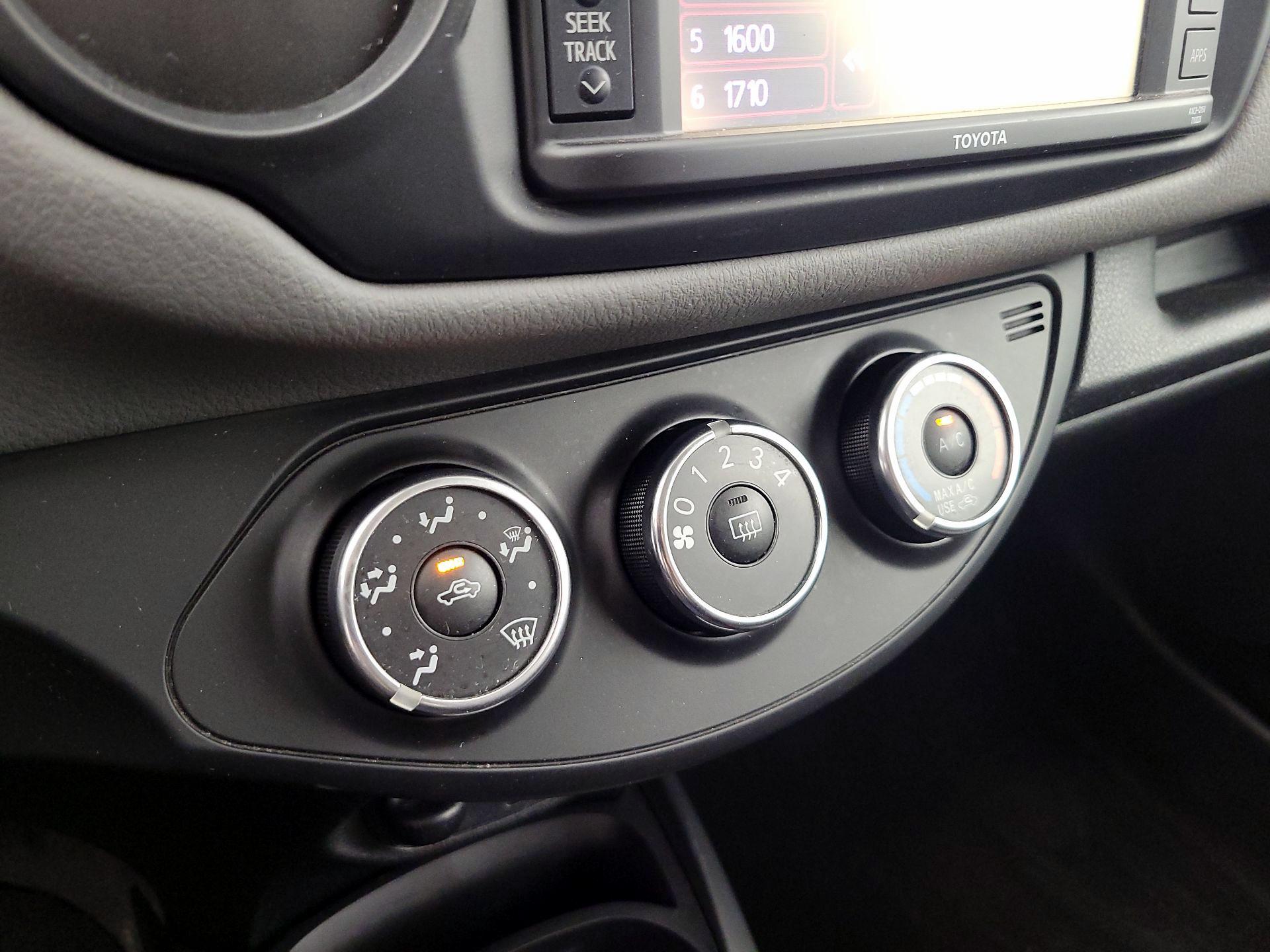 Thumbnail: 2016 Toyota Yaris - 15