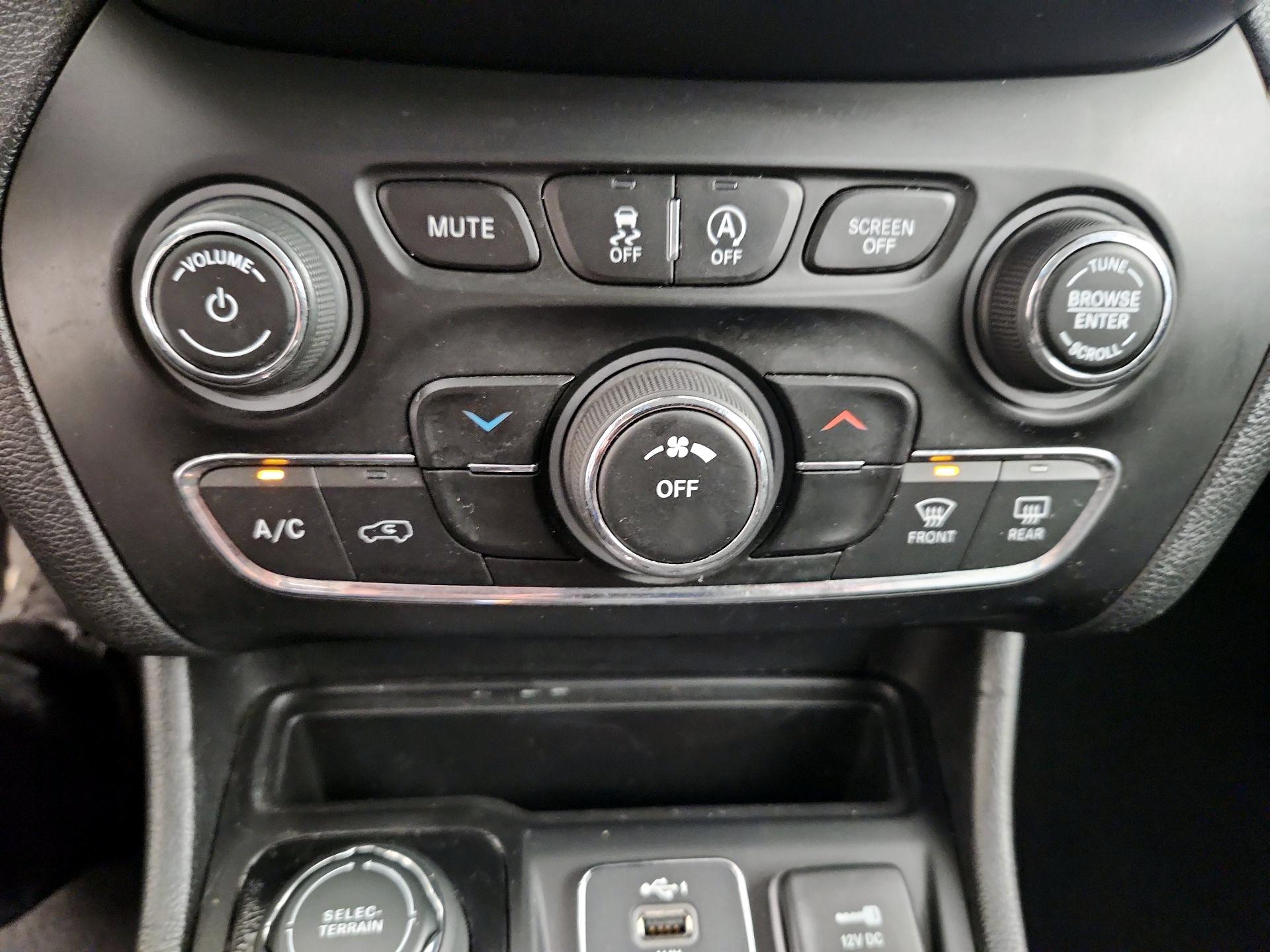 Thumbnail: 2021 Jeep Cherokee - 16