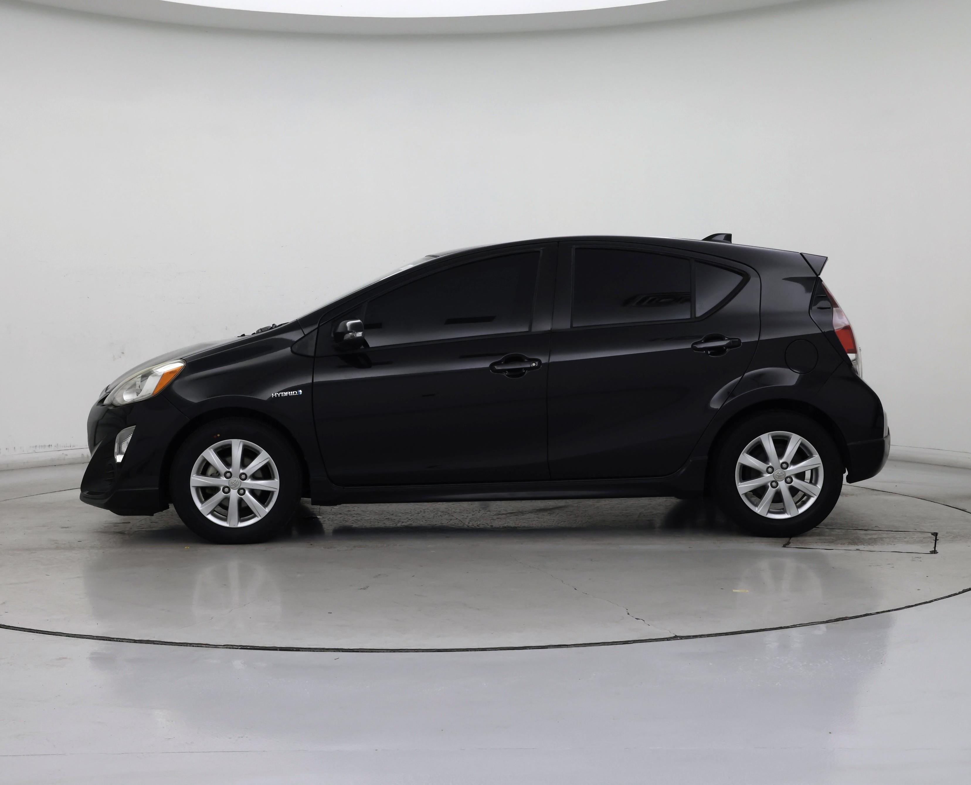 Thumbnail: 2017 Toyota Prius c - 3