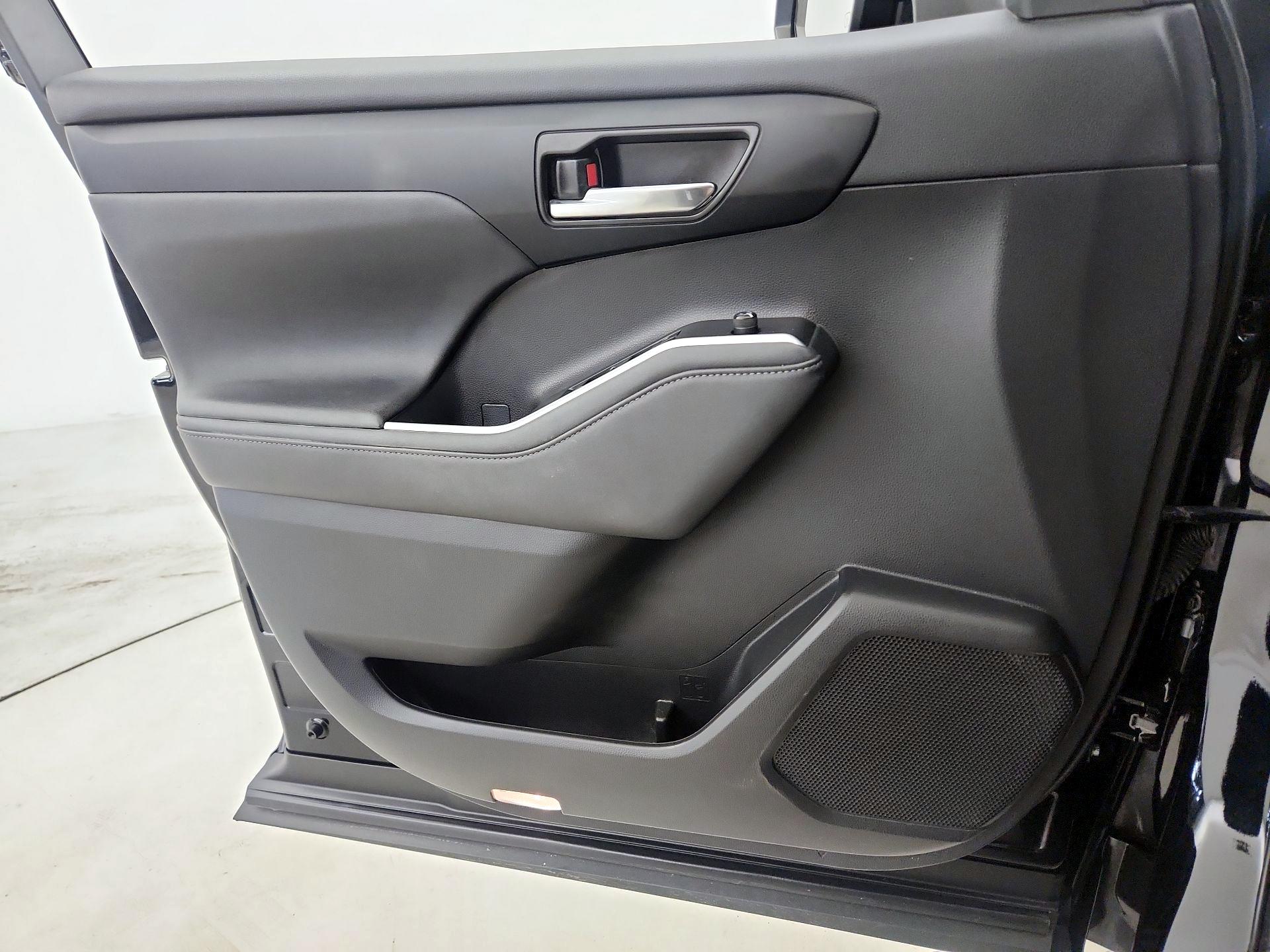 Thumbnail: 2023 Toyota Highlander - 12