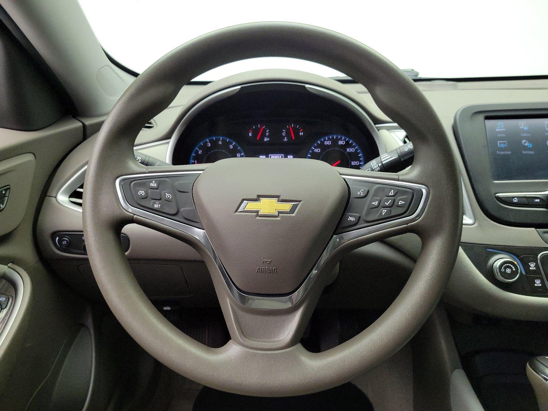 Thumbnail: 2017 Chevrolet Malibu - 10