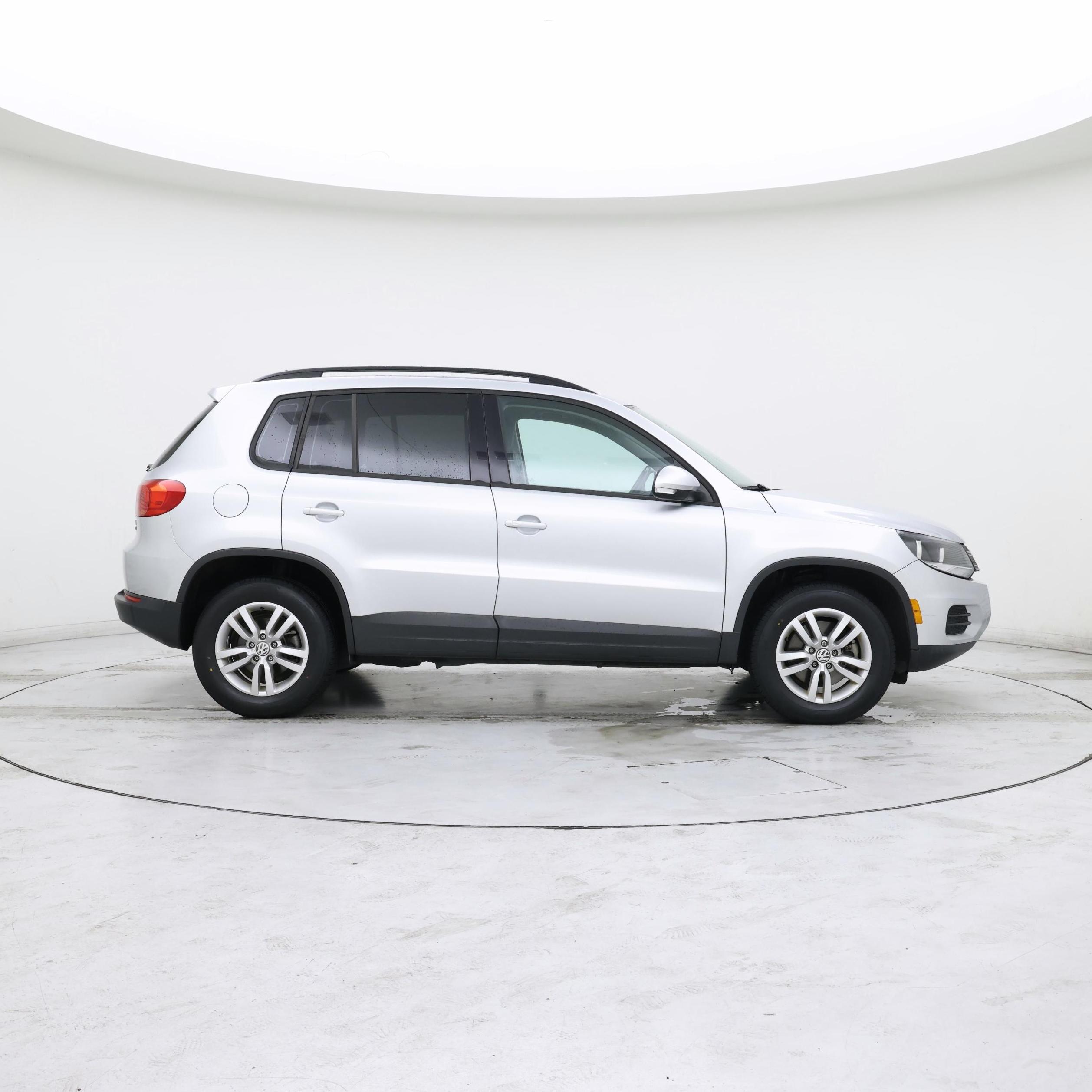 Thumbnail: 2017 Volkswagen Tiguan - 7