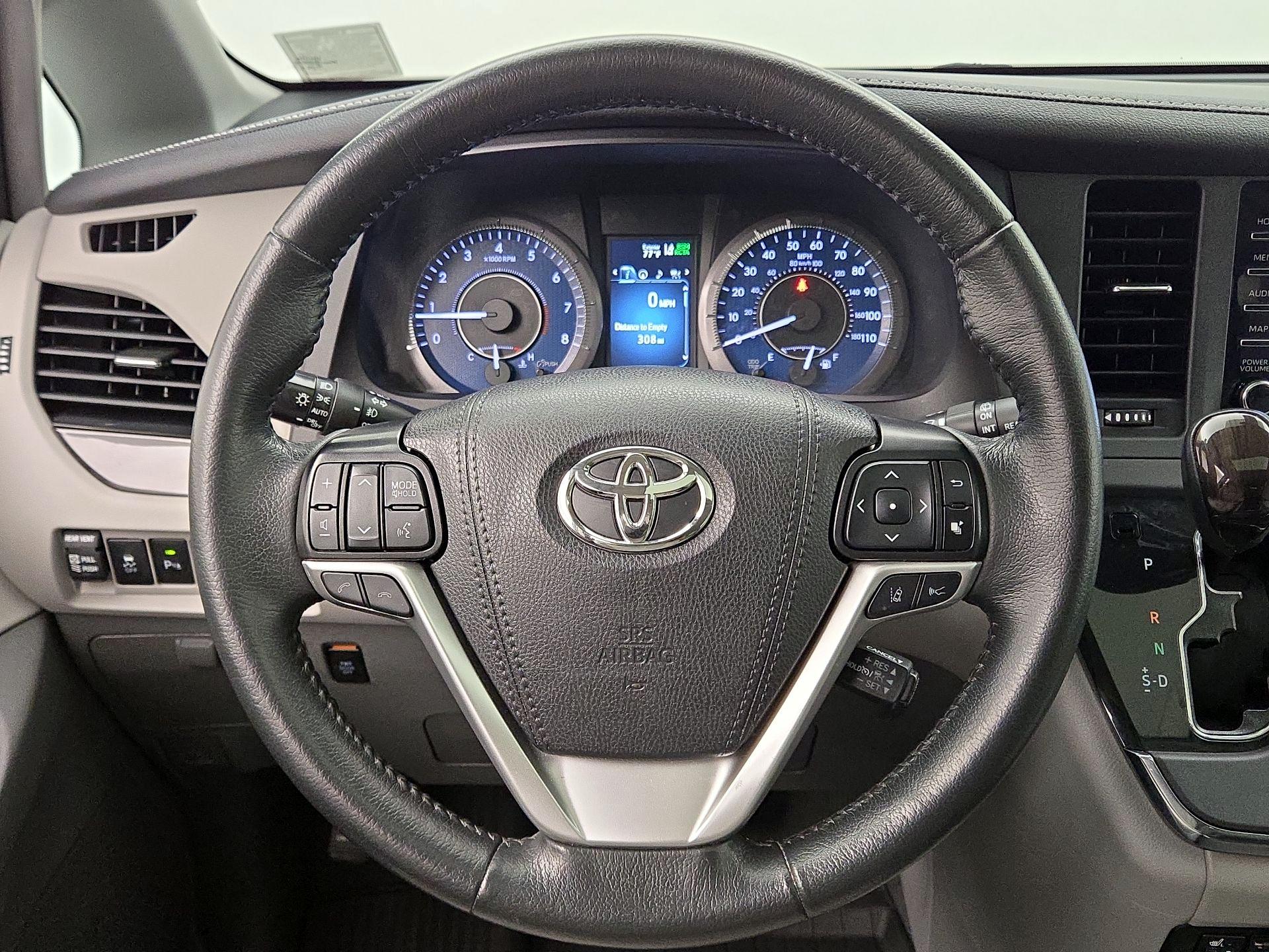 Thumbnail: 2019 Toyota Sienna - 10