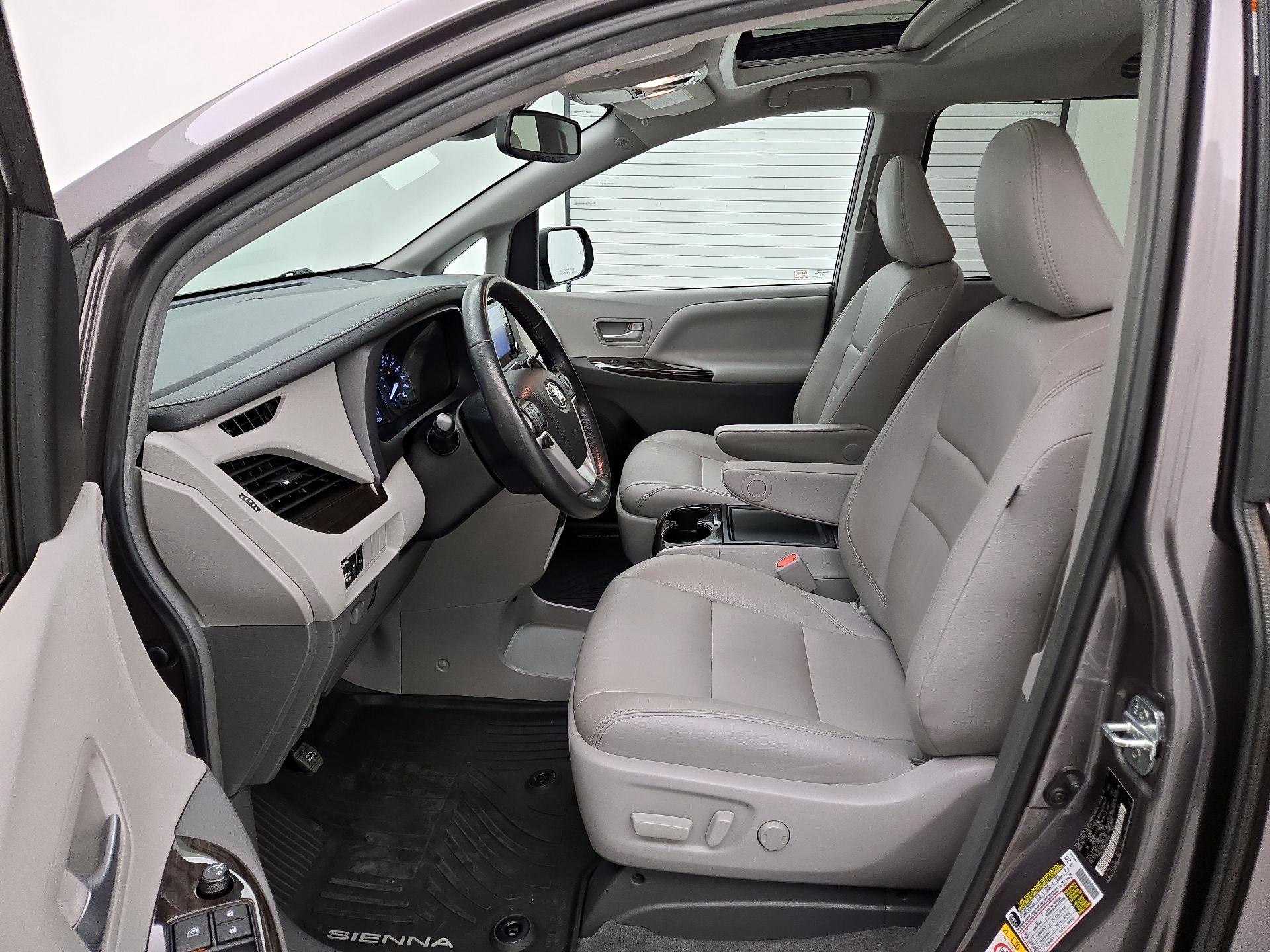 Thumbnail: 2019 Toyota Sienna - 11