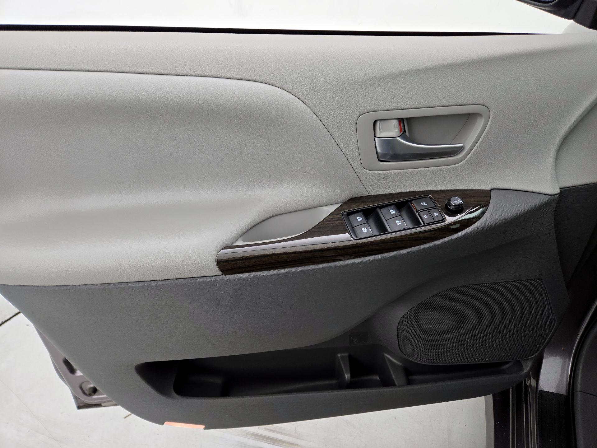 Thumbnail: 2019 Toyota Sienna - 12
