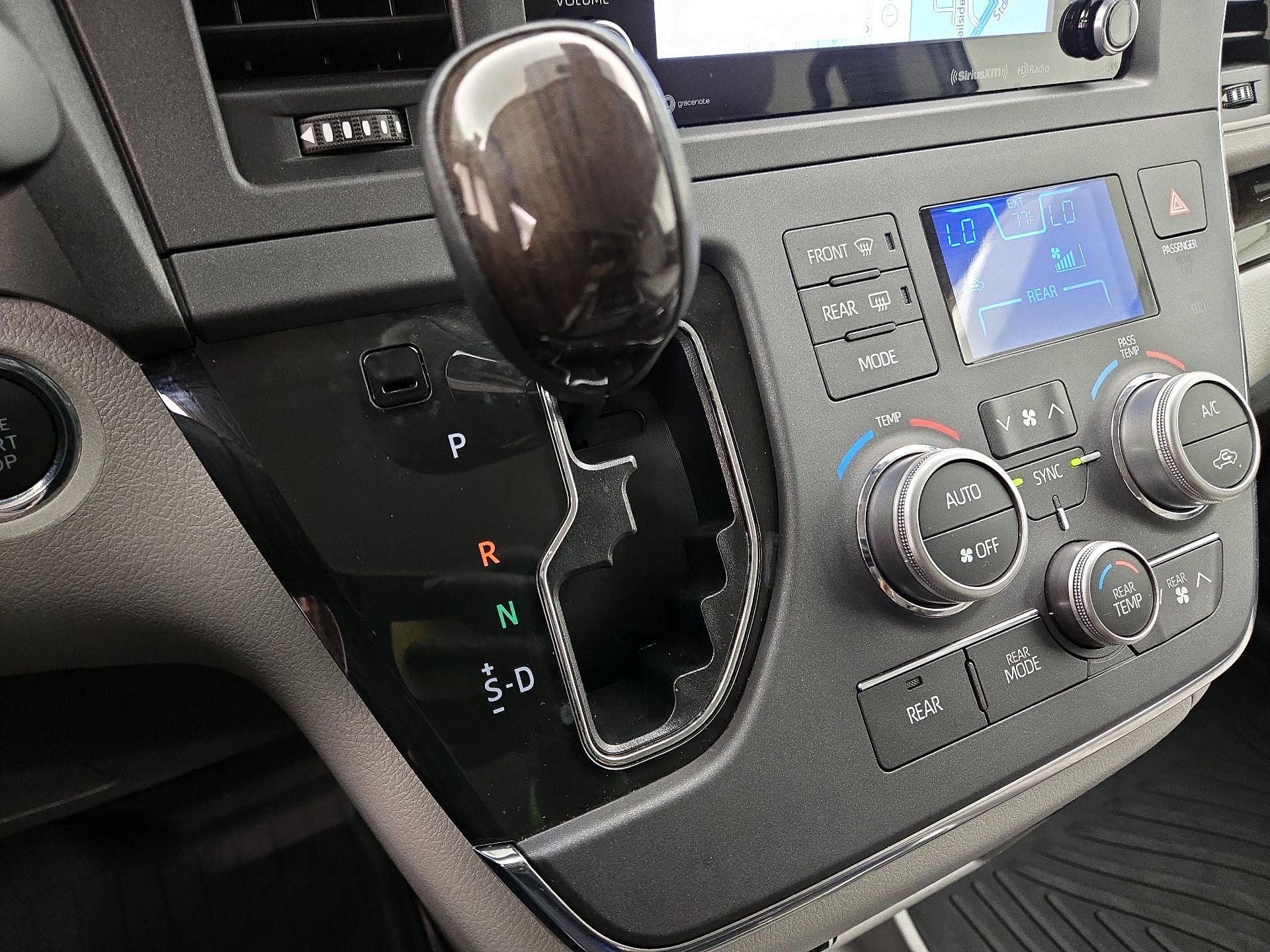 Thumbnail: 2019 Toyota Sienna - 17