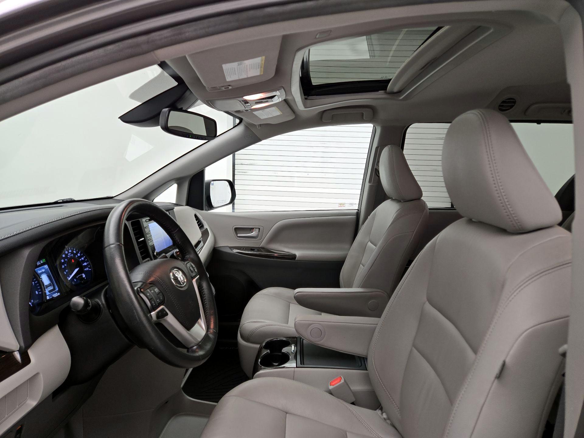 Thumbnail: 2019 Toyota Sienna - 18