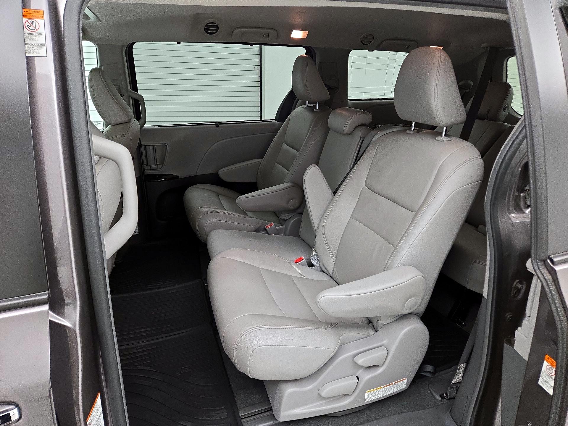Thumbnail: 2019 Toyota Sienna - 19