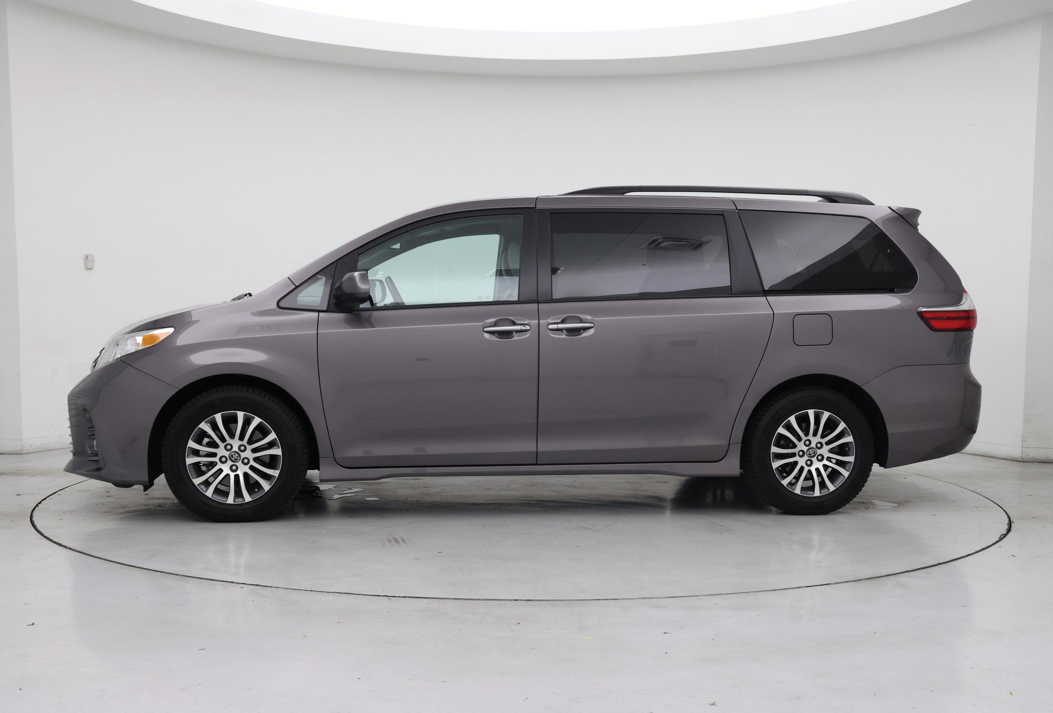 Thumbnail: 2019 Toyota Sienna - 3