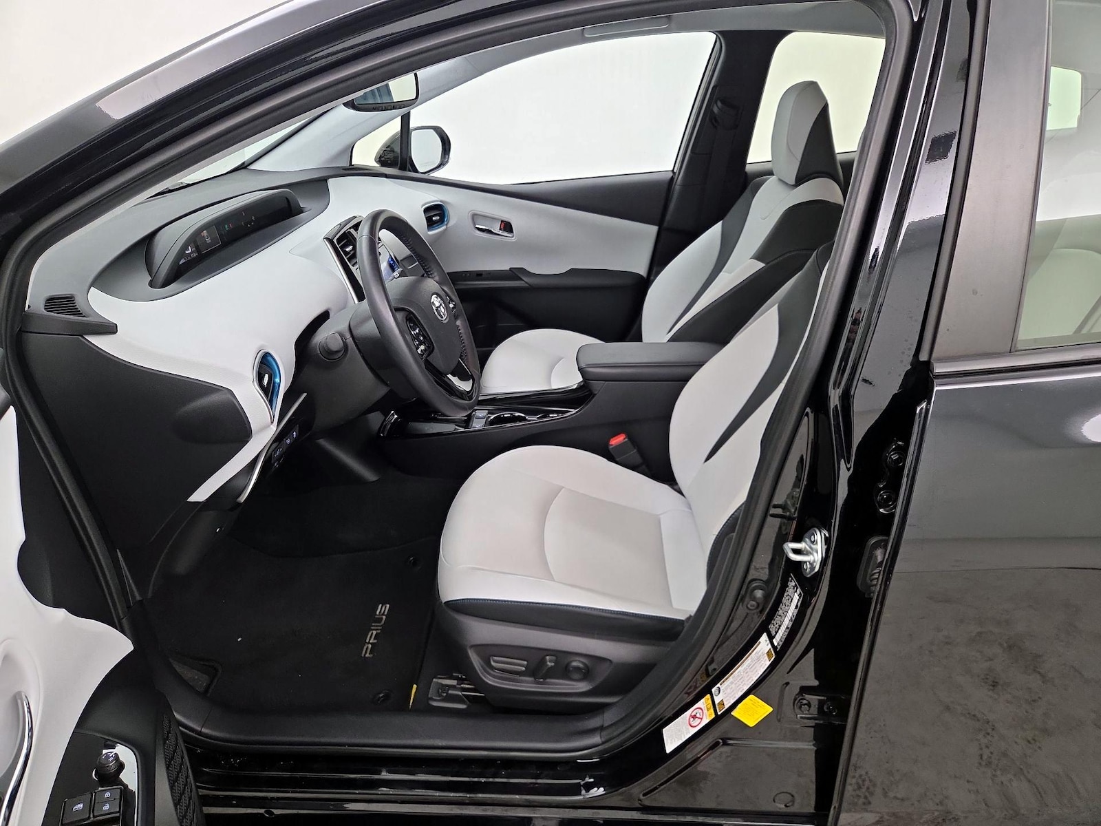2019 Toyota Prius XLE - Photo 12