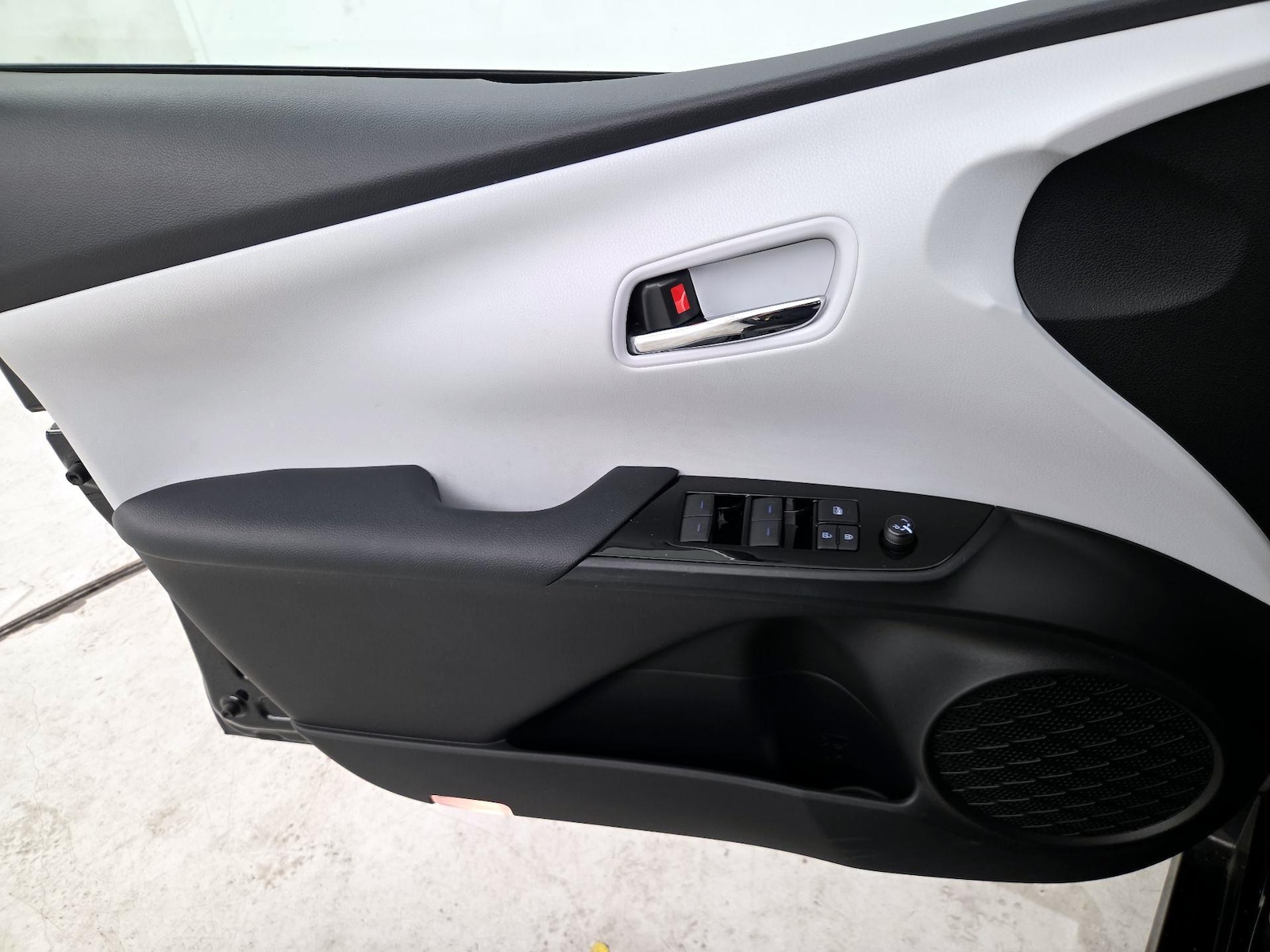 2019 Toyota Prius XLE - Photo 13
