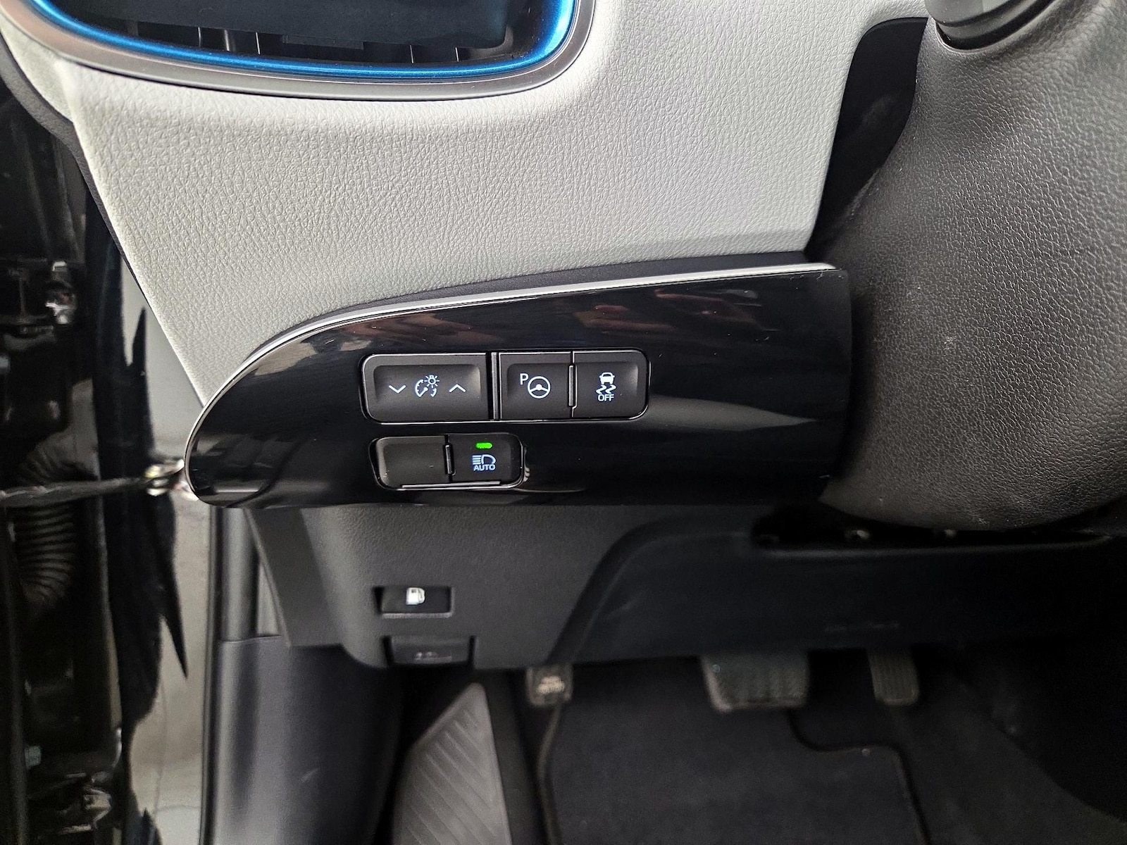 2019 Toyota Prius XLE - Photo 14