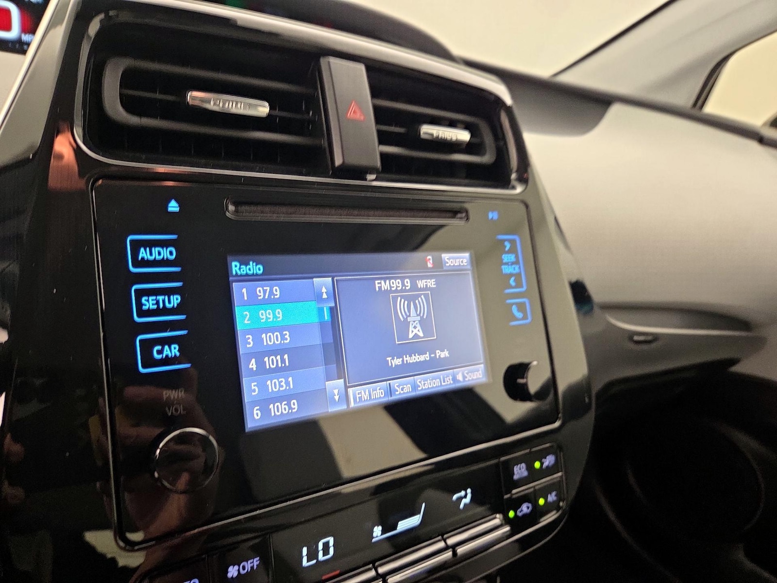 2019 Toyota Prius XLE - Photo 16