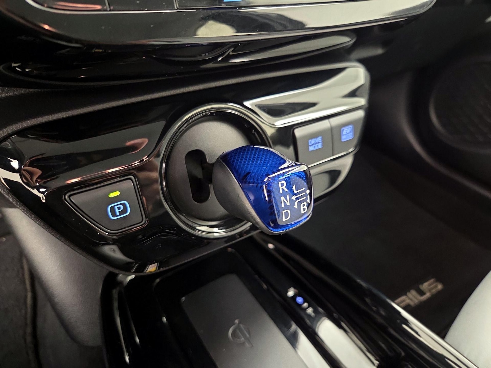 2019 Toyota Prius XLE - Photo 18