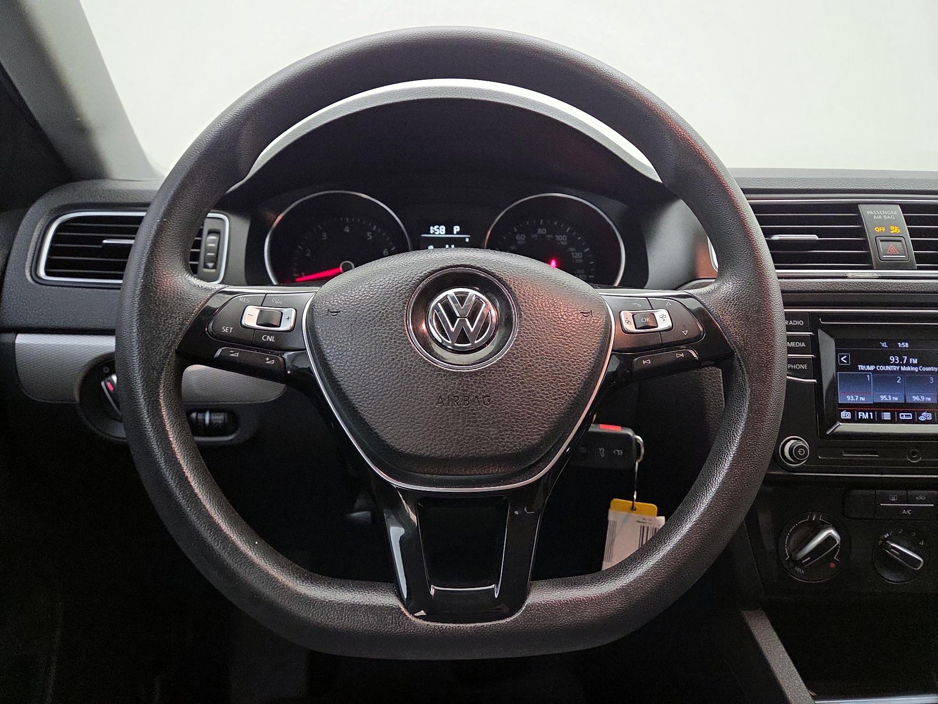 Thumbnail: 2017 Volkswagen Jetta - 10
