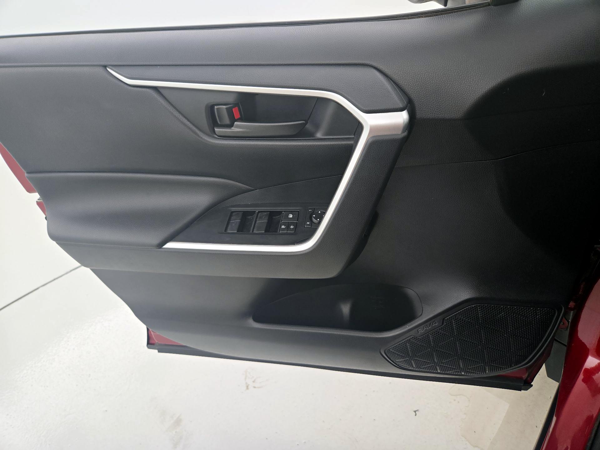 Thumbnail: 2019 Toyota RAV4 - 12