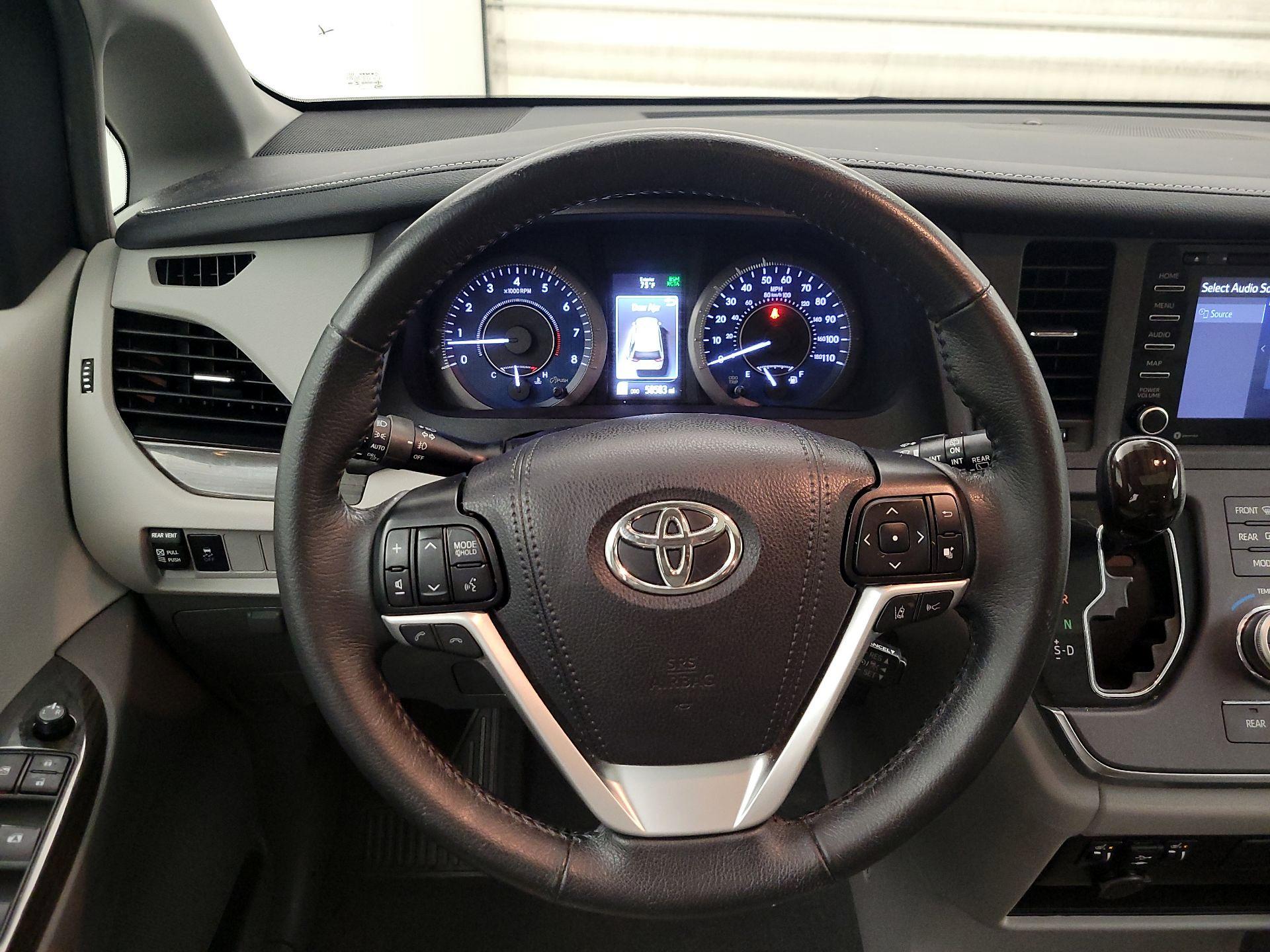 Thumbnail: 2019 Toyota Sienna - 10