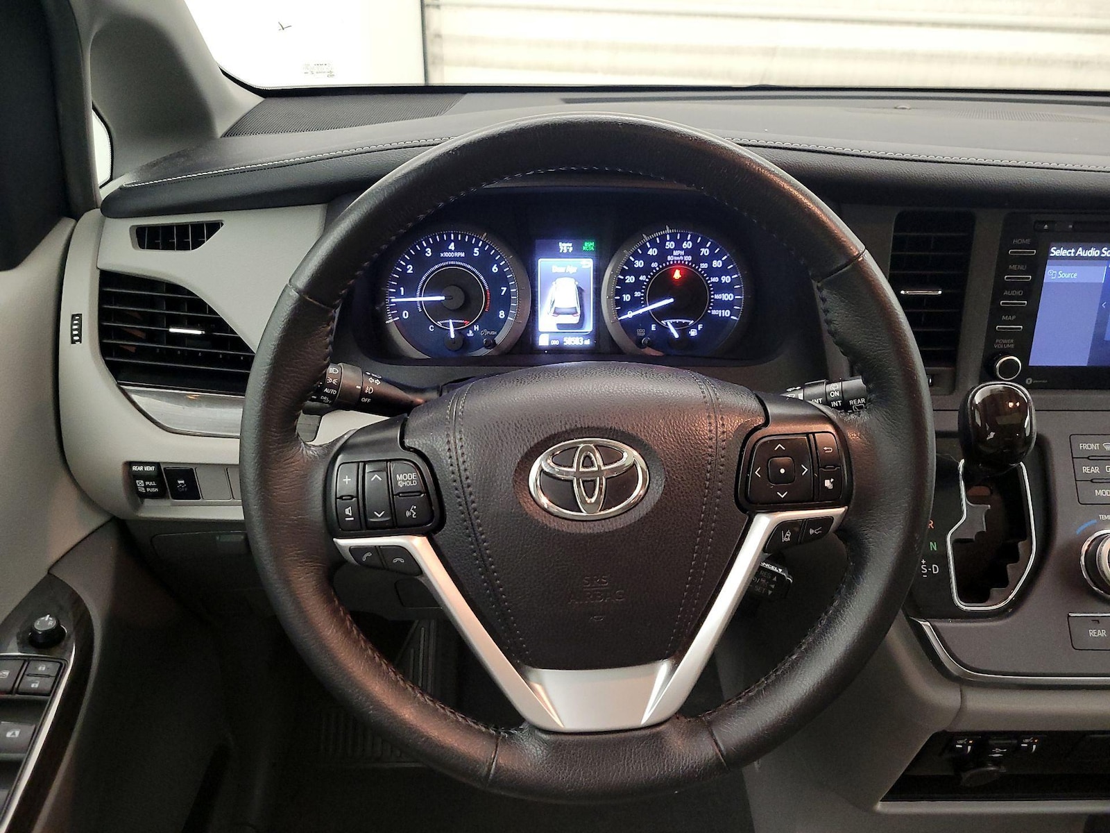2019 Toyota Sienna XLE - Photo 11