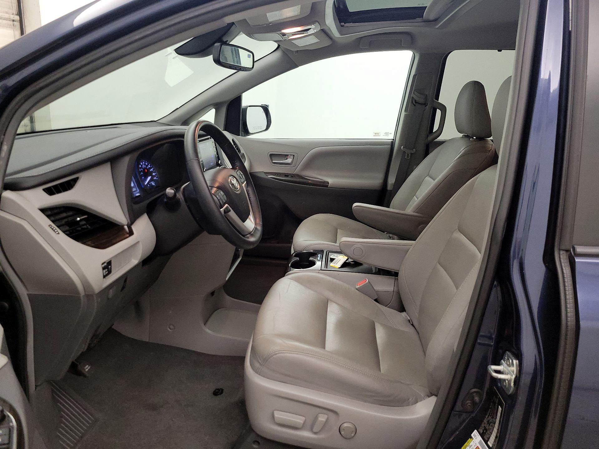 Thumbnail: 2019 Toyota Sienna - 11