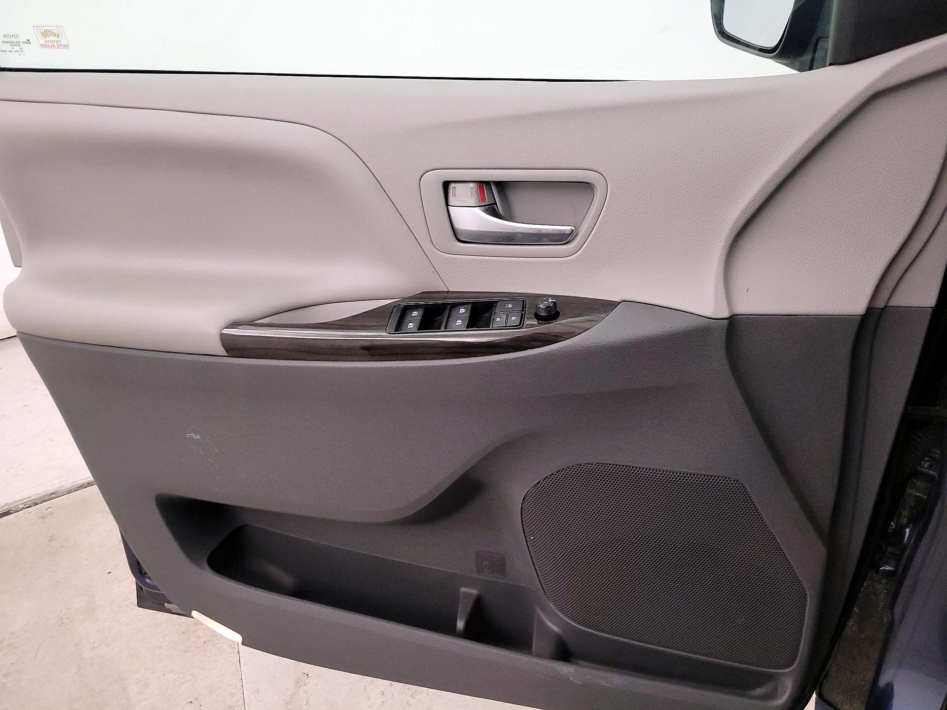 Thumbnail: 2019 Toyota Sienna - 12