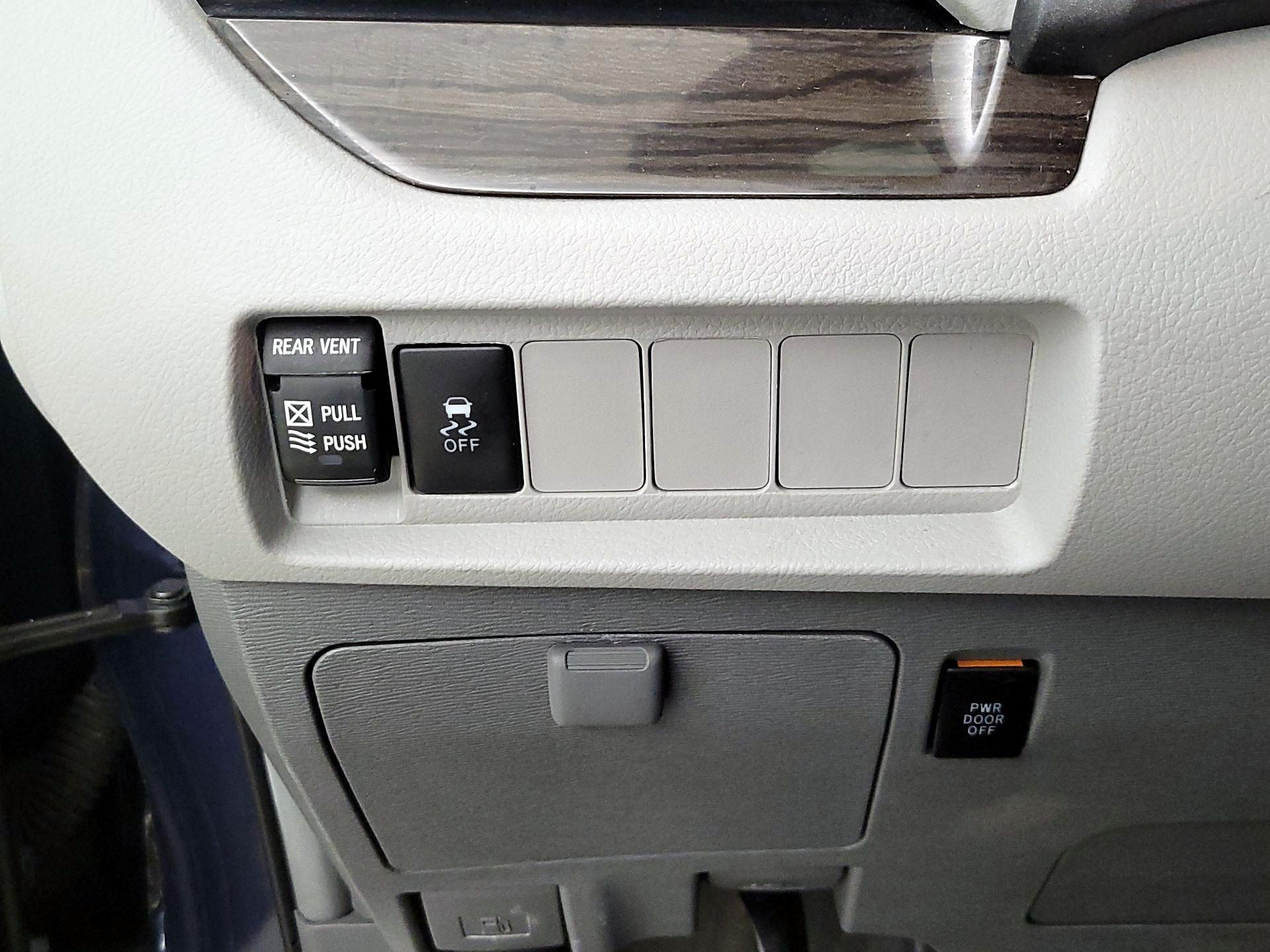 Thumbnail: 2019 Toyota Sienna - 13
