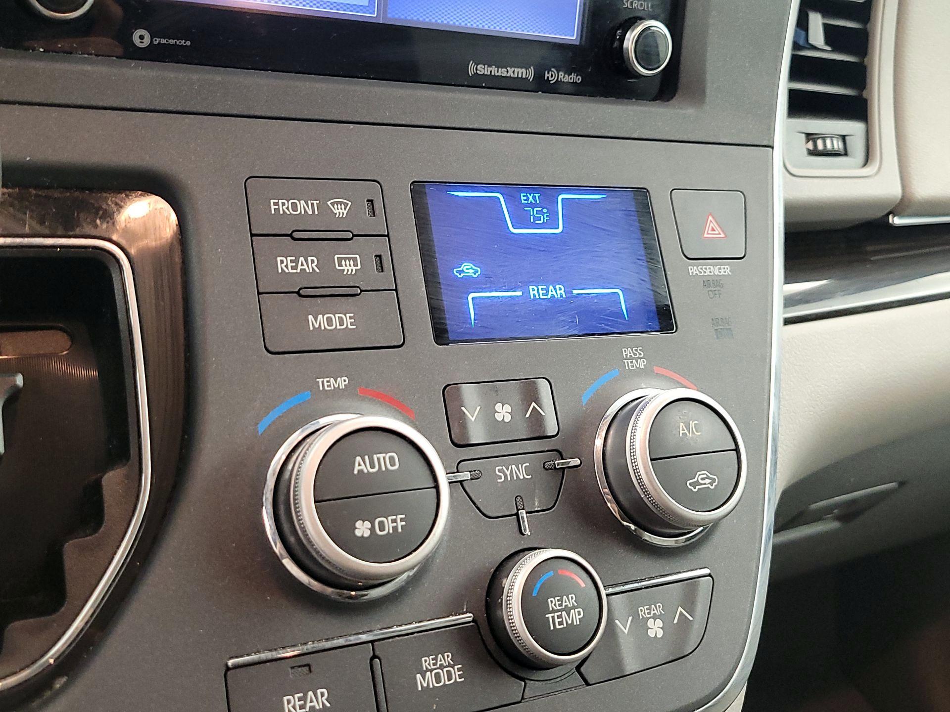 Thumbnail: 2019 Toyota Sienna - 16