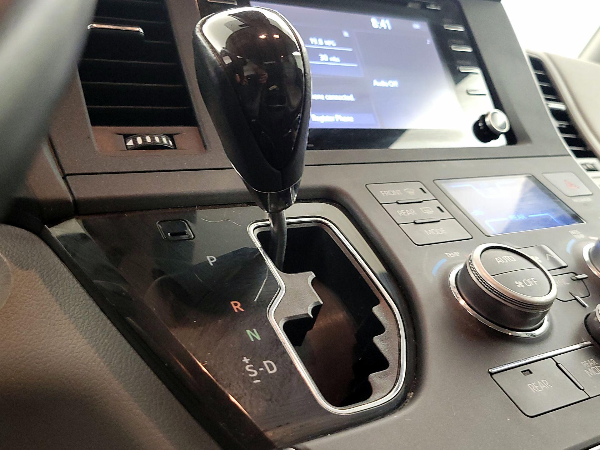 Thumbnail: 2019 Toyota Sienna - 17