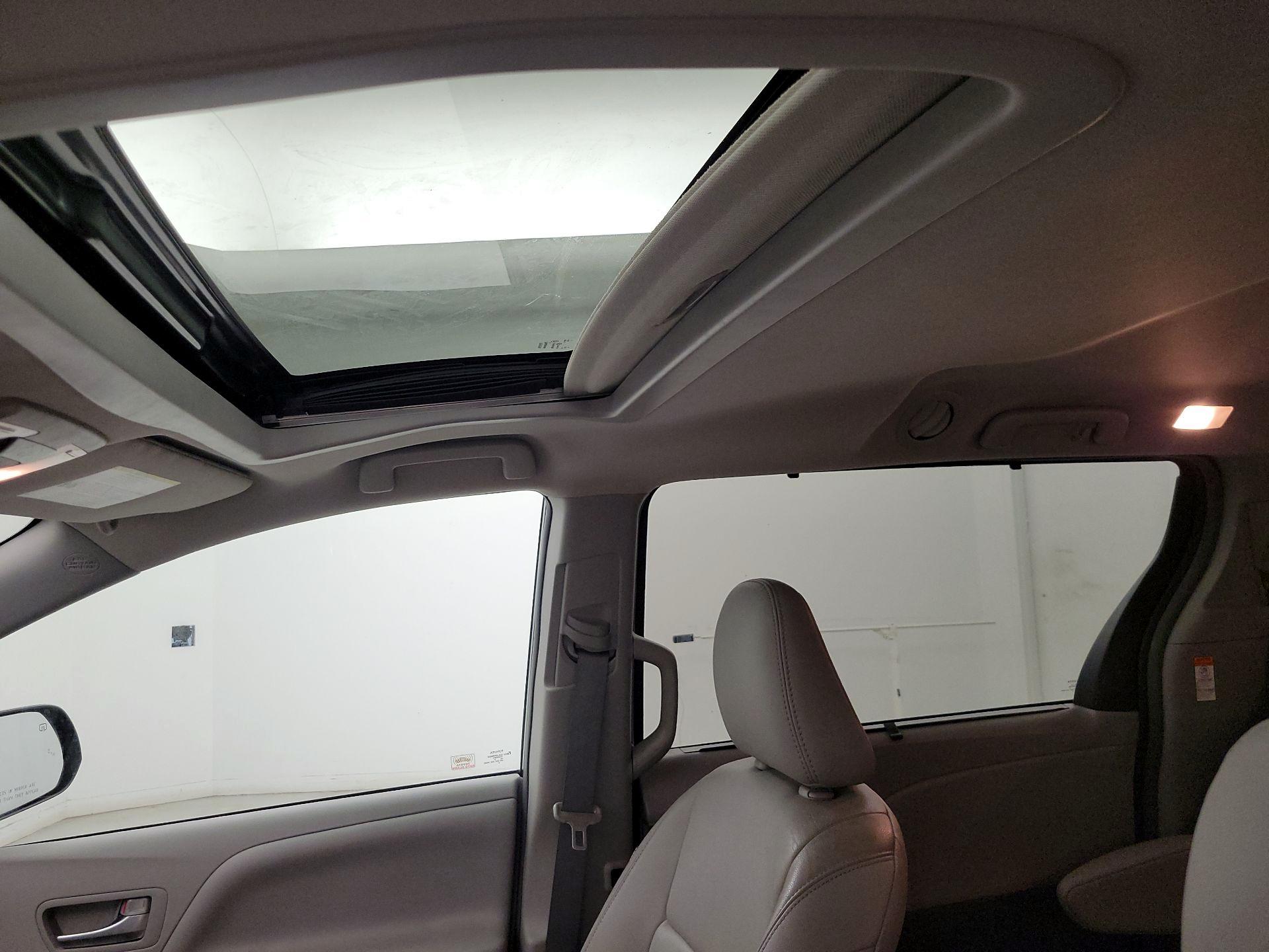 Thumbnail: 2019 Toyota Sienna - 19
