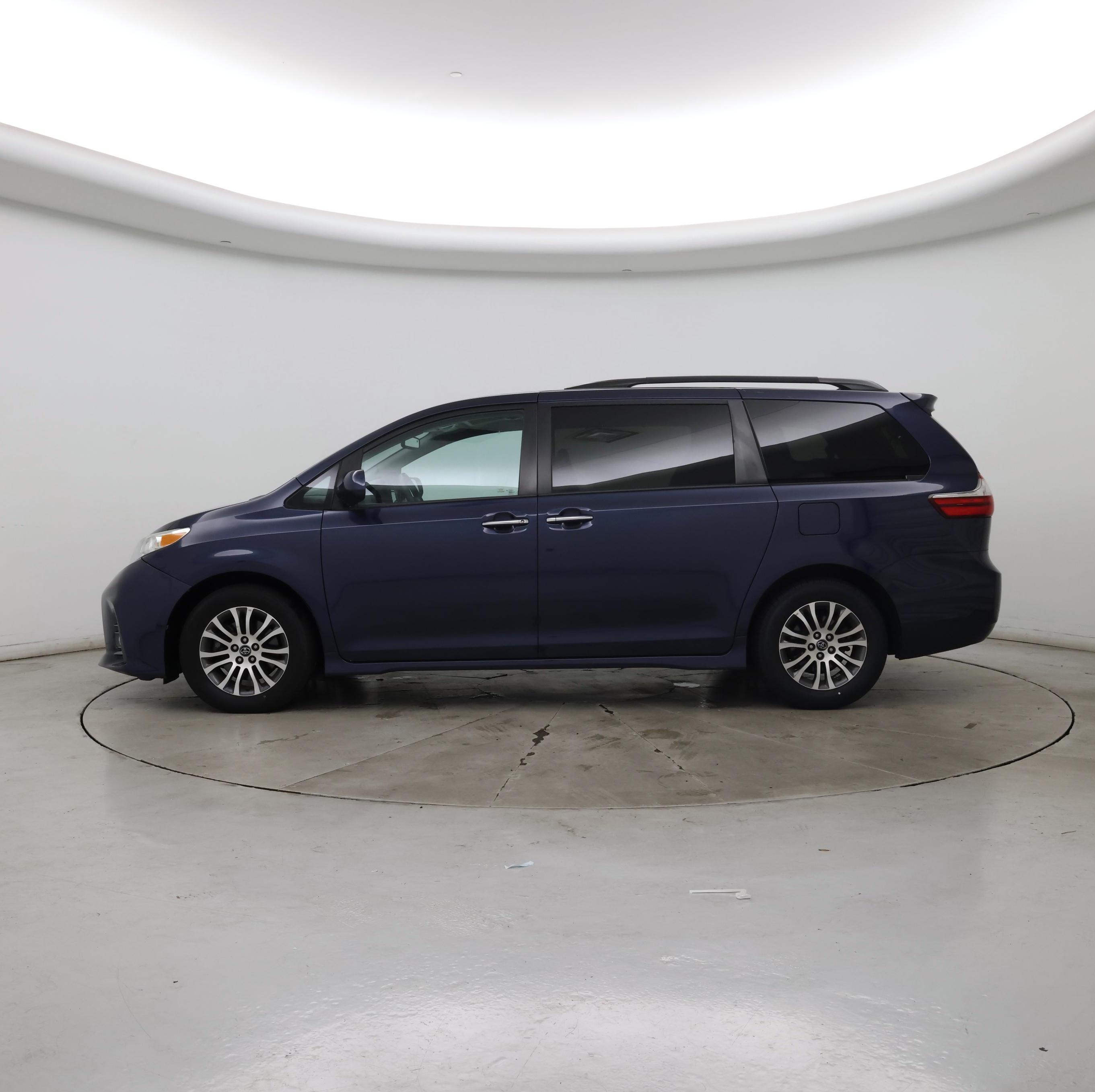 Thumbnail: 2019 Toyota Sienna - 3
