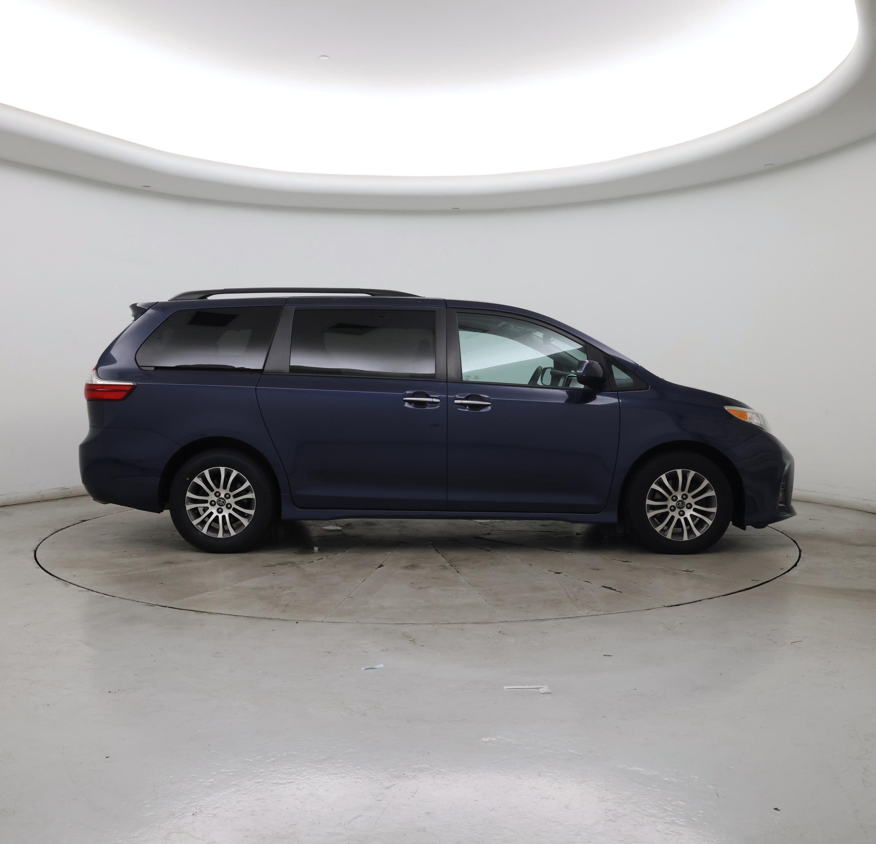 Thumbnail: 2019 Toyota Sienna - 7