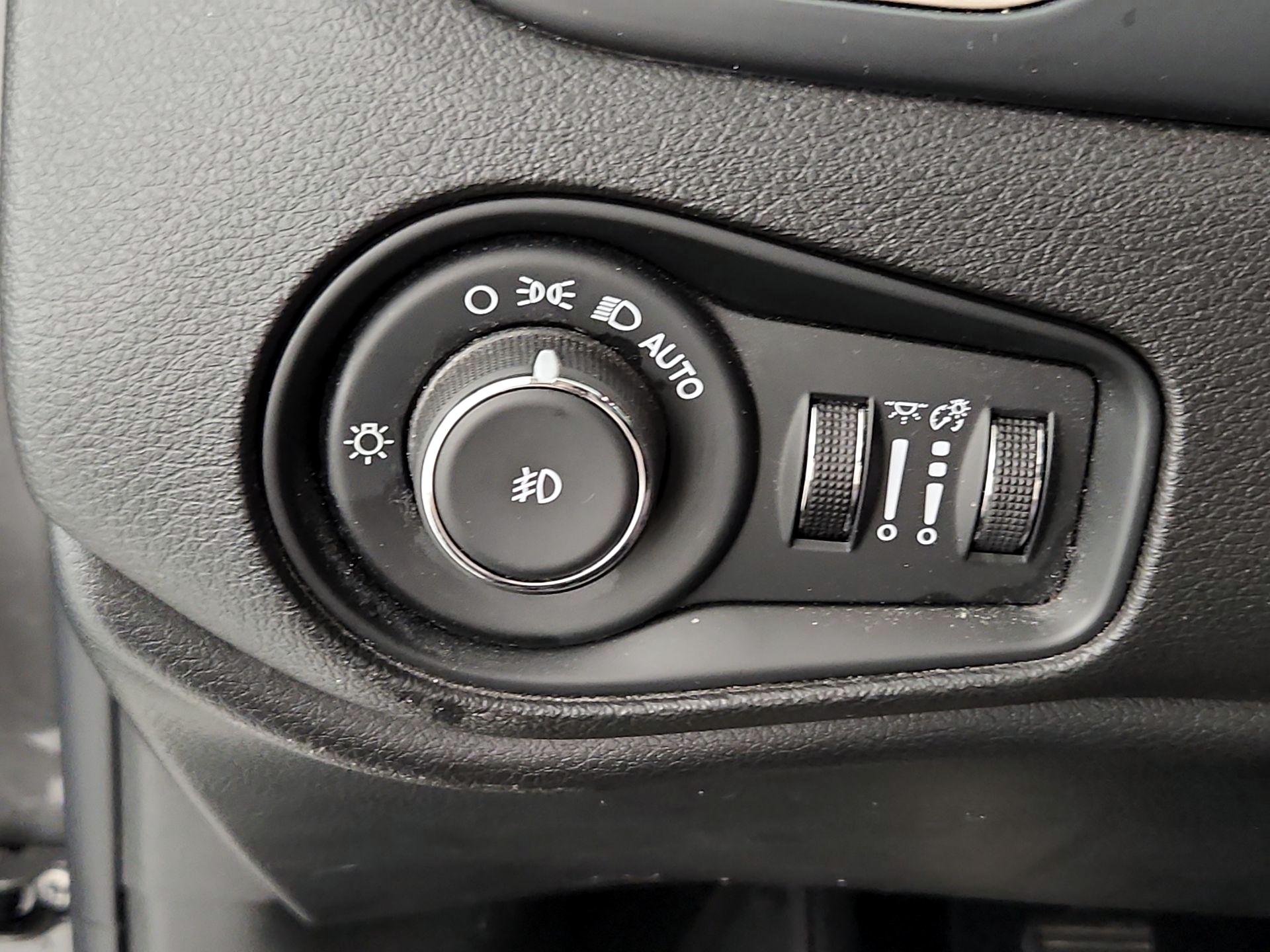 Thumbnail: 2016 Jeep Renegade - 13